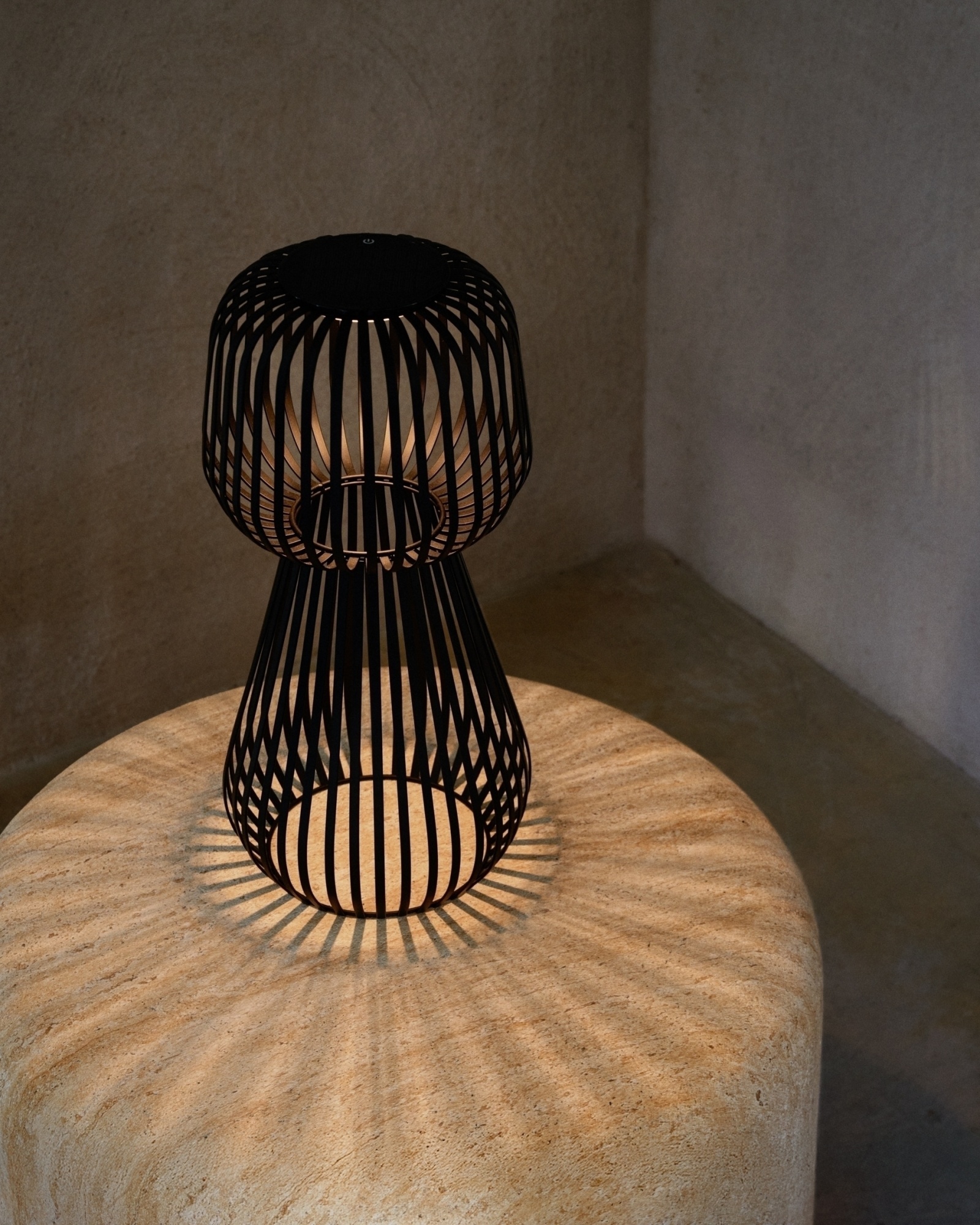 Настольная лампа Reiba из черного металла на солнечной батарее La Forma (ex Julia Grup)