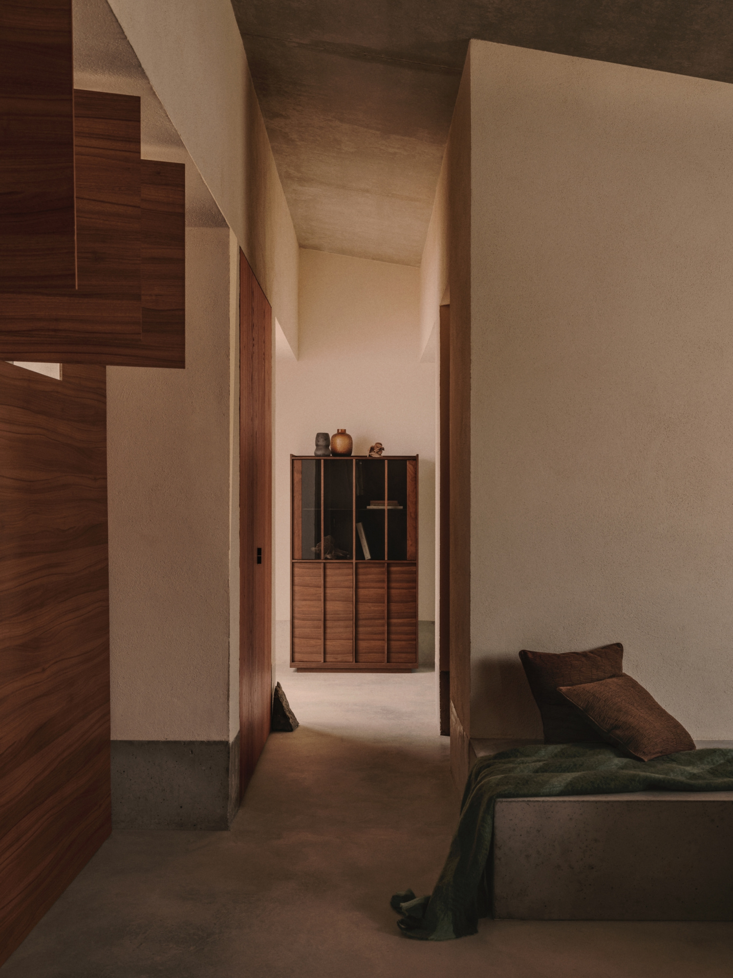 Витрина Onix из массива ореха и орехового шпона темная отделка 101 x 170 см La Forma 205360