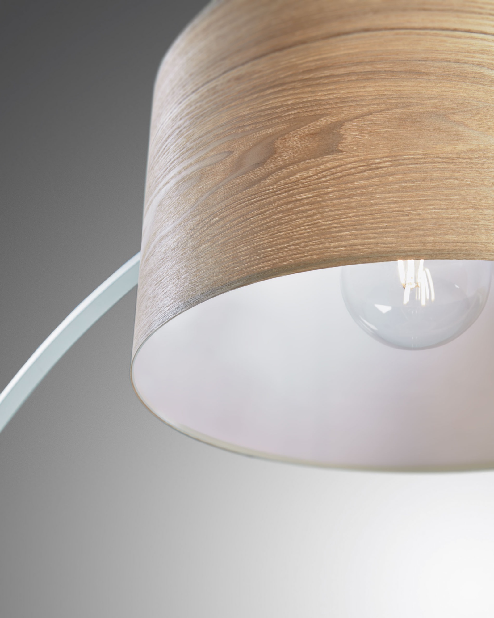 Торшер Juhe с отделкой из ясеня белым металлом и мрамором La Forma (ex Julia Grup)