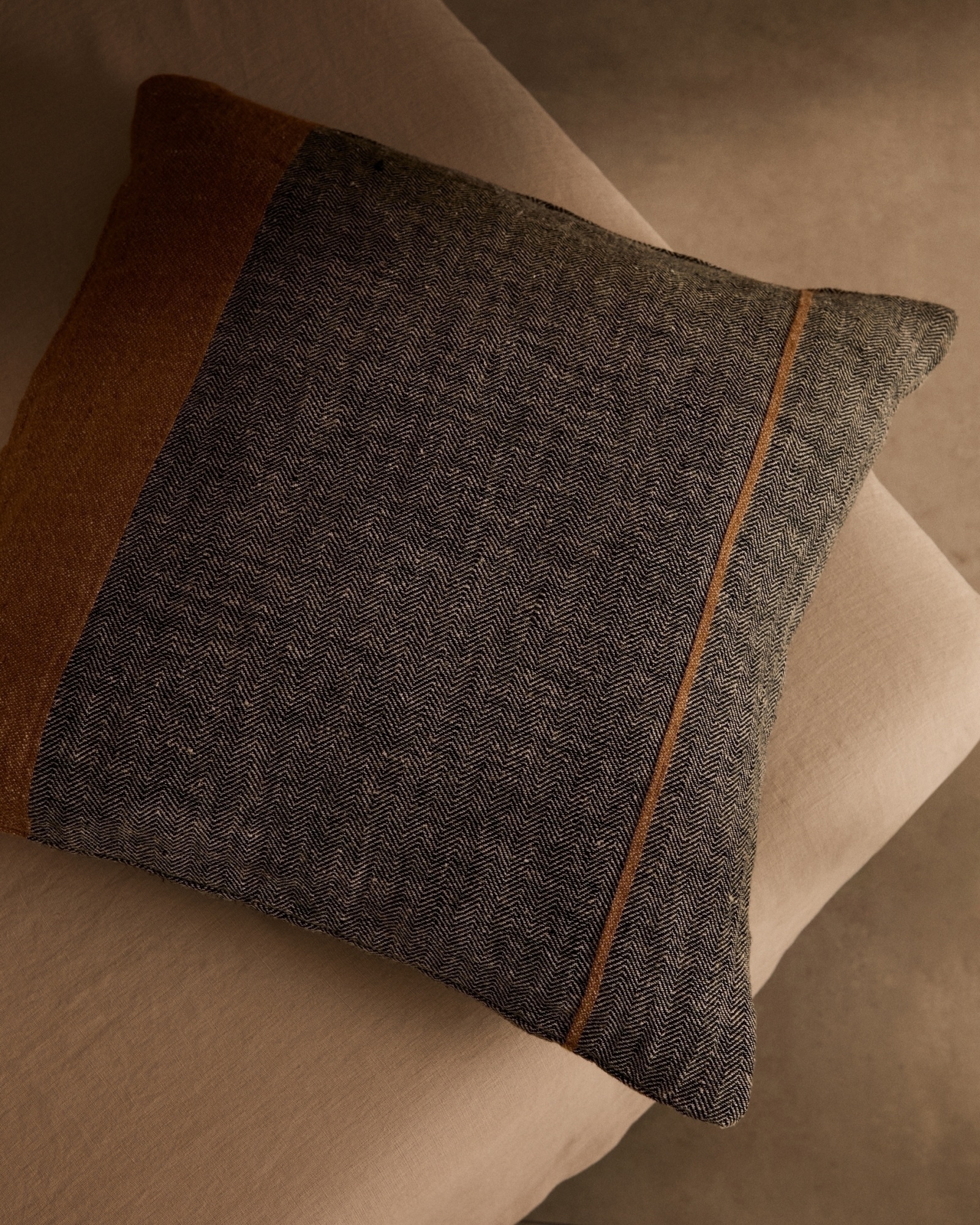 Чехол на подушку Eiko из льна серый с терракотовыми полосками 50 x 50 см La Forma (ex Julia Grup)