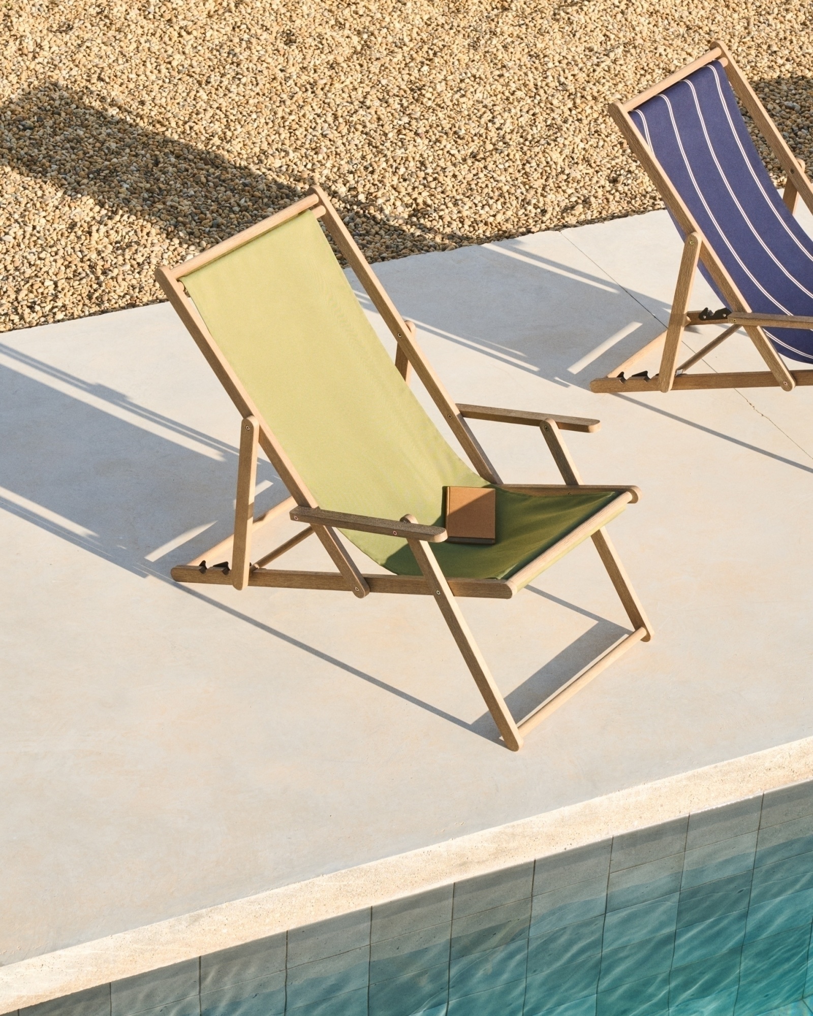 Складное кресло Vilara из акации для улицы салатового цвета La Forma (ex Julia Grup)