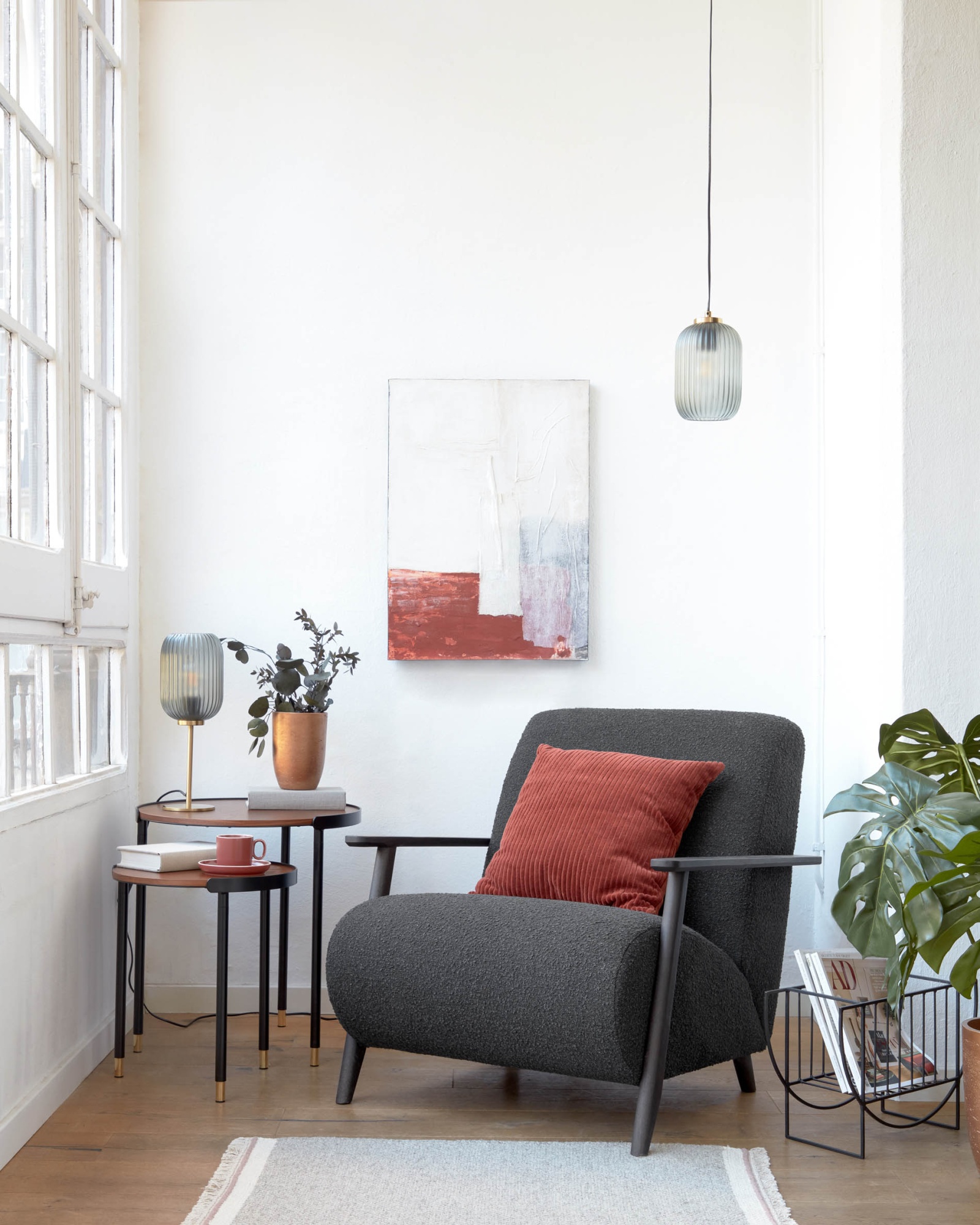 Металлическая настольная лампа Hestia с отделкой из латуни и серым стеклом La Forma (ex Julia Grup)