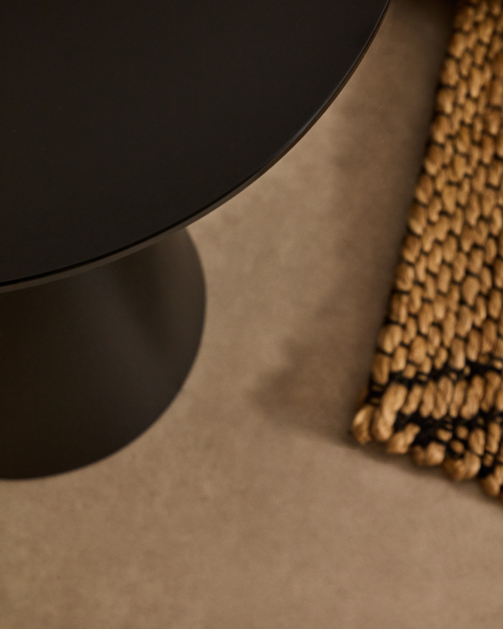 Wilshire Приставной столик из металла и стекла черный Ø30 см La Forma (ex Julia Grup)