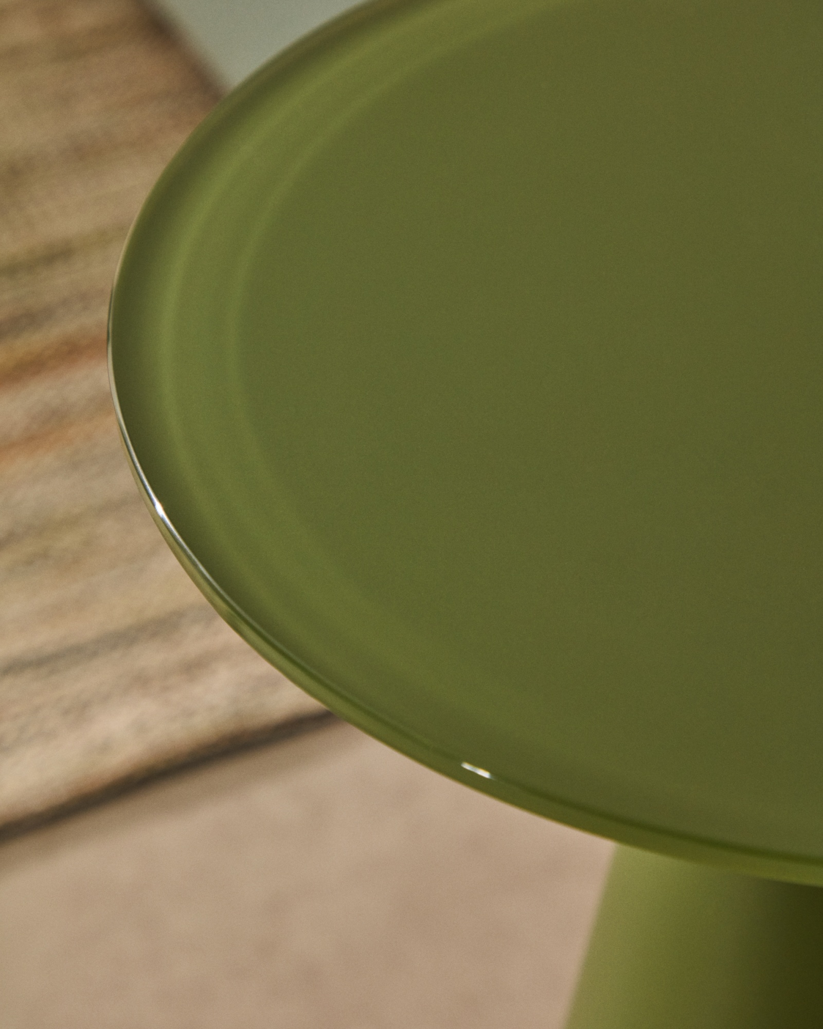 Приставной столик Wilshire из стали с закаленным стеклом с матовой зеленой отделкой Ø35 см La Forma (ex Julia Grup)