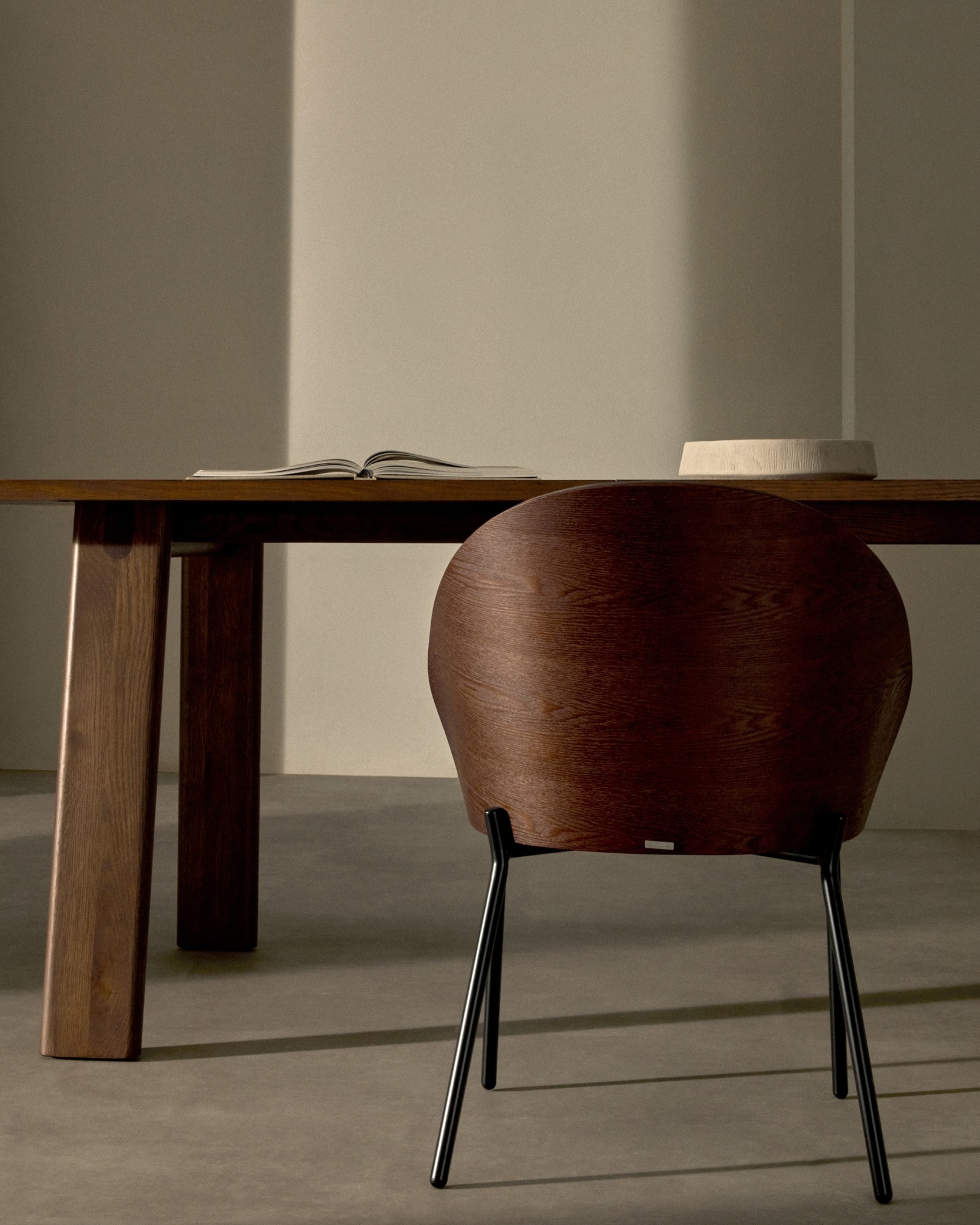 Стул Eamy из коричневой экокожи, ясеневого шпона с отделкой под орех и черного металла La Forma (ex Julia Grup)