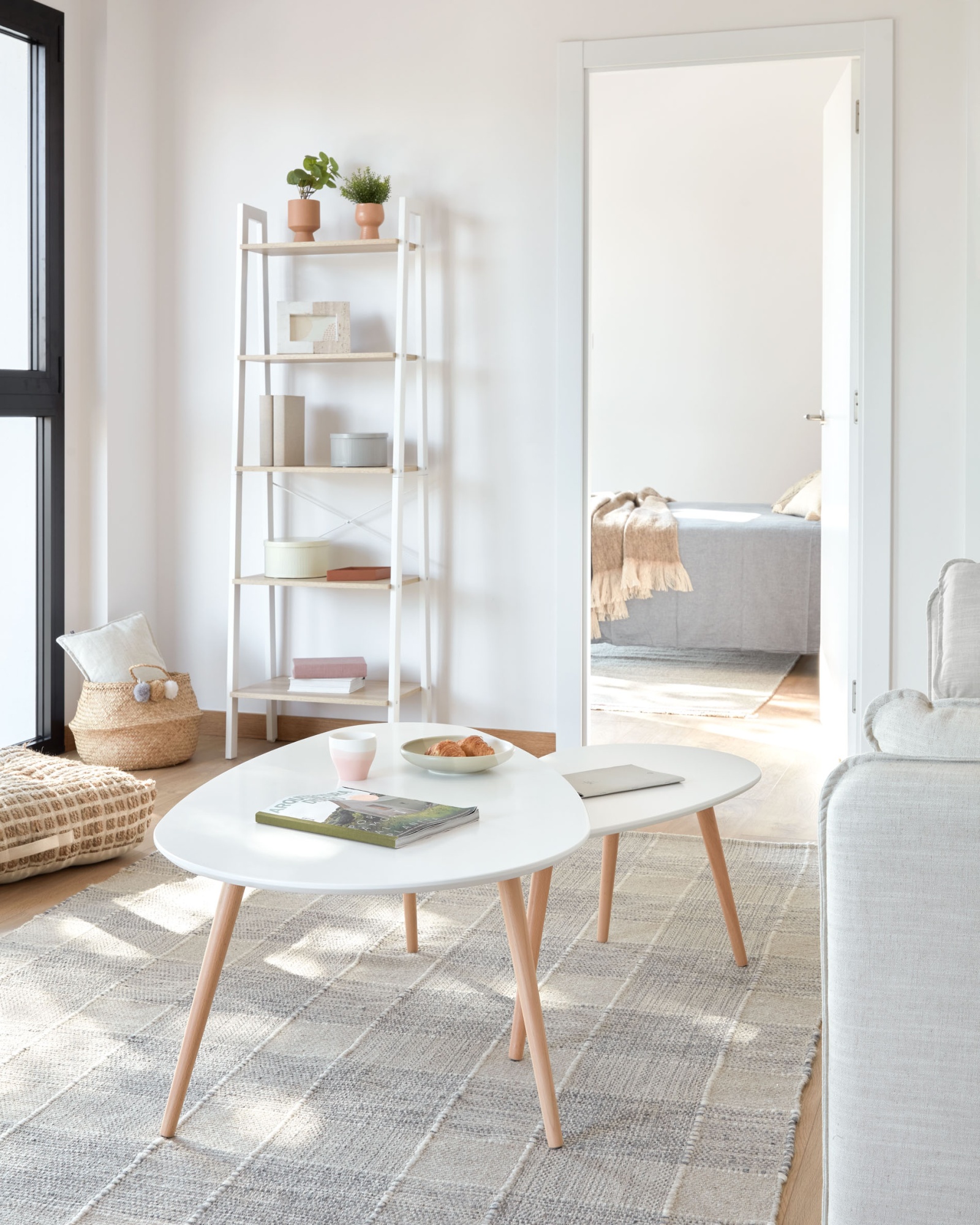 Диван-кровать Tanit белый с ножками из массива бука с натуральной отделкой 210 см La Forma (ex Julia Grup)