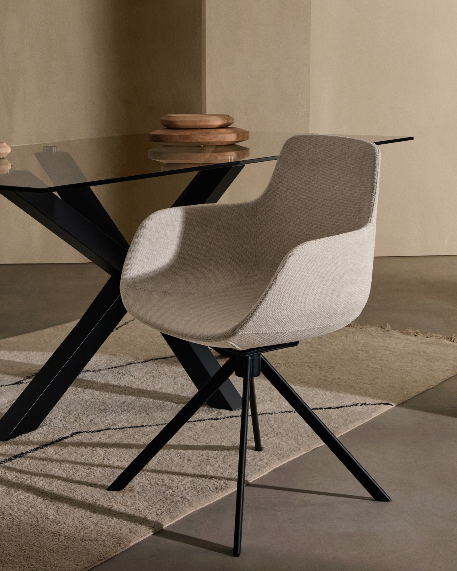 Поворотное рабочее кресло Tissiana из бежевой синели и матового черного алюминия La Forma (ex Julia Grup)