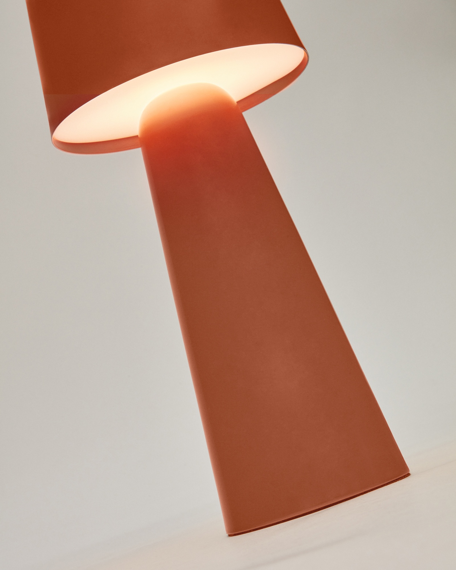 Arenys Большая переносная настольная лампа в терракотовом цвете La Forma (ex Julia Grup)