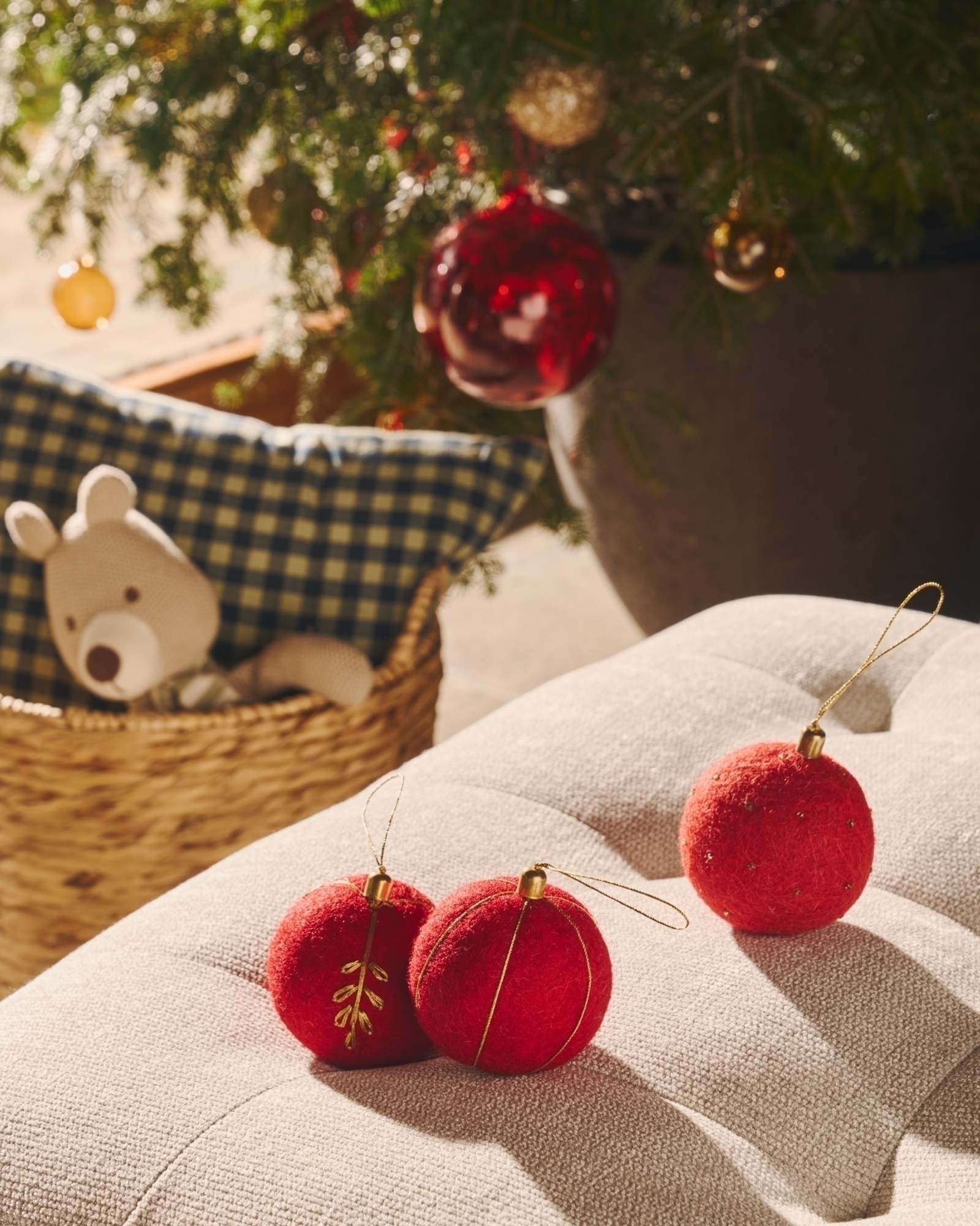 Набор Breshi из 3 маленьких красных декоративных подвесок в виде шаров La Forma (ex Julia Grup)