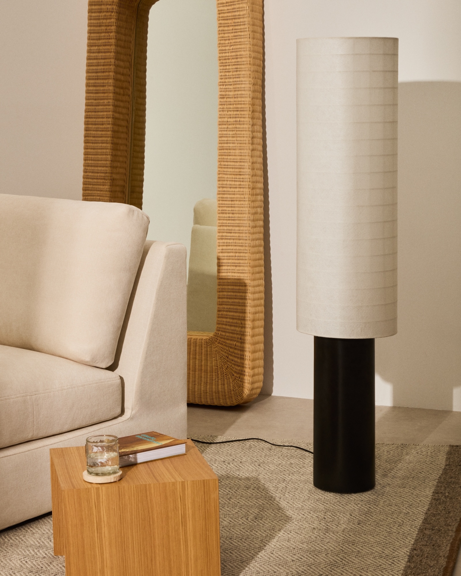 Напольная лампа Dulan из черного металла с абажуром из хлопка La Forma (ex Julia Grup)