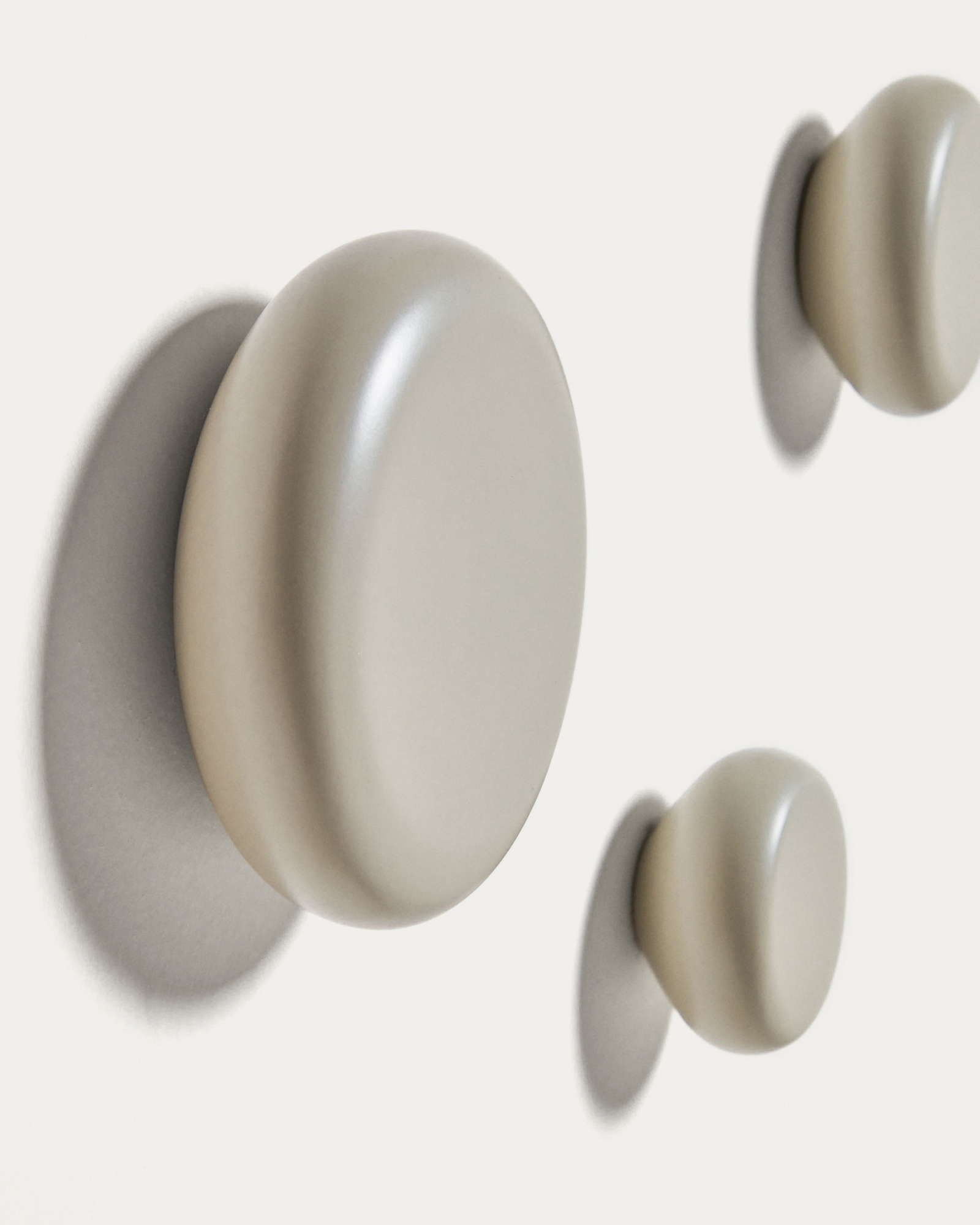 Nadue Набор из 3 настенных крючков из массива бука с серой отделкой La Forma (ex Julia Grup)