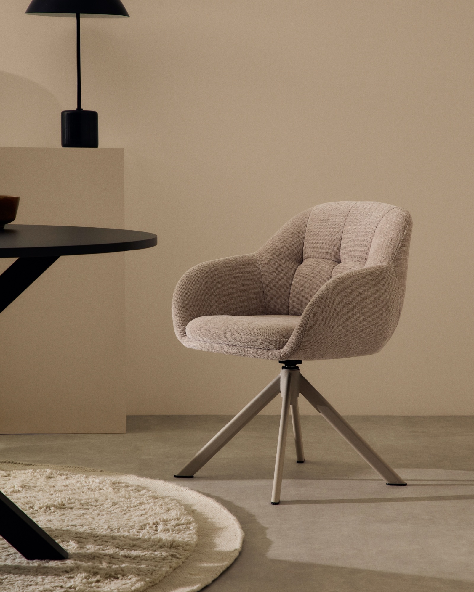 Dorina Вращающееся кресло из бежевого шенилла и стальными бежевыми ножками La Forma (ex Julia Grup)