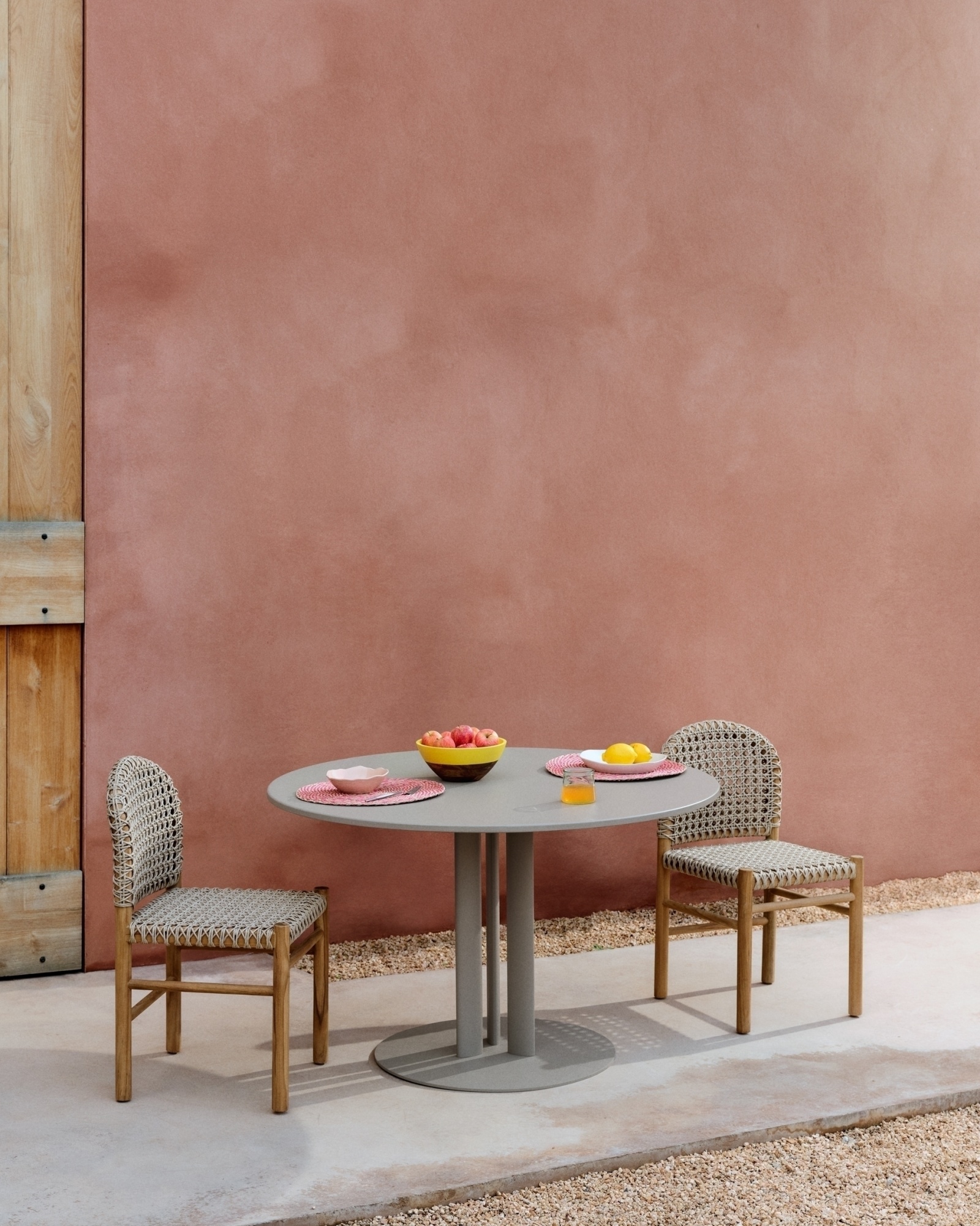 Уличный стол Sedalis из стали со столешницей из серо-коричневого алюминия Ø80 см La Forma (ex Julia Grup)