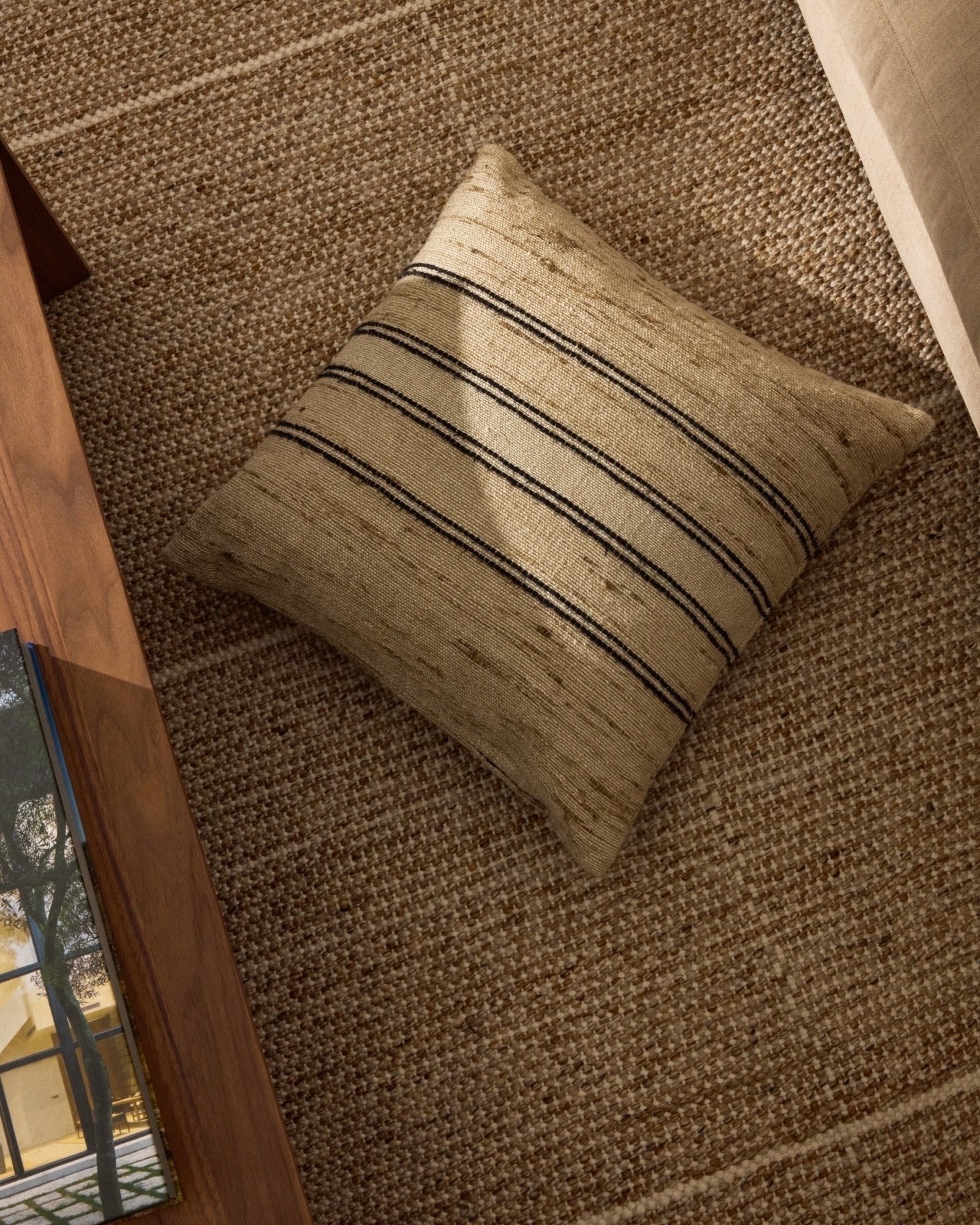 Чехол для подушки Dorien бежевого цвета c ткаными полосками 45 x 45 см La Forma (ex Julia Grup)