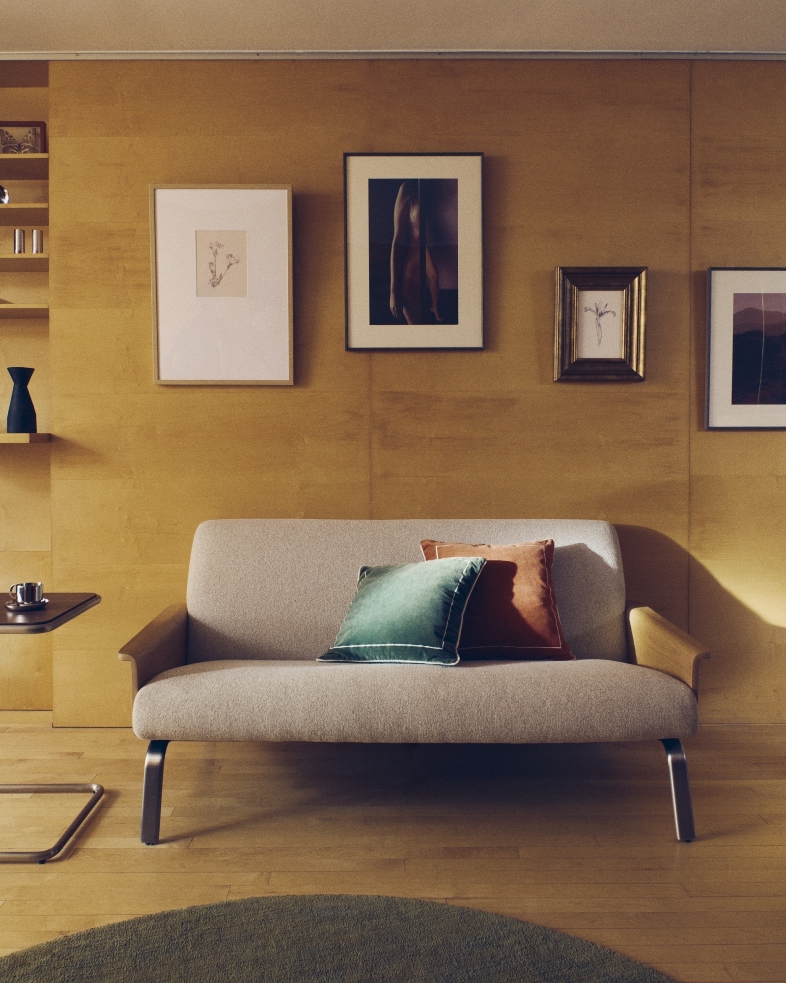 2-местный диван Amsen бежевый с подлокотниками из шпона дуба La Forma (ex Julia Grup)