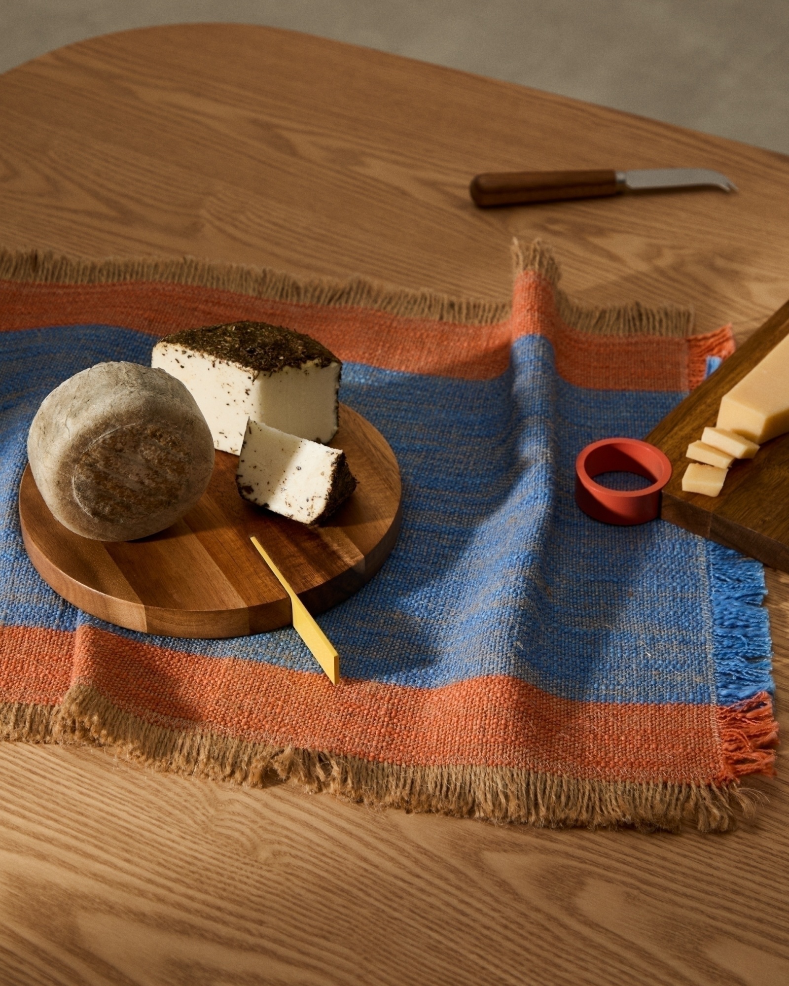 Zairin Сервировочная доска из 100% акации с ручкой из желтого металла La Forma (ex Julia Grup)