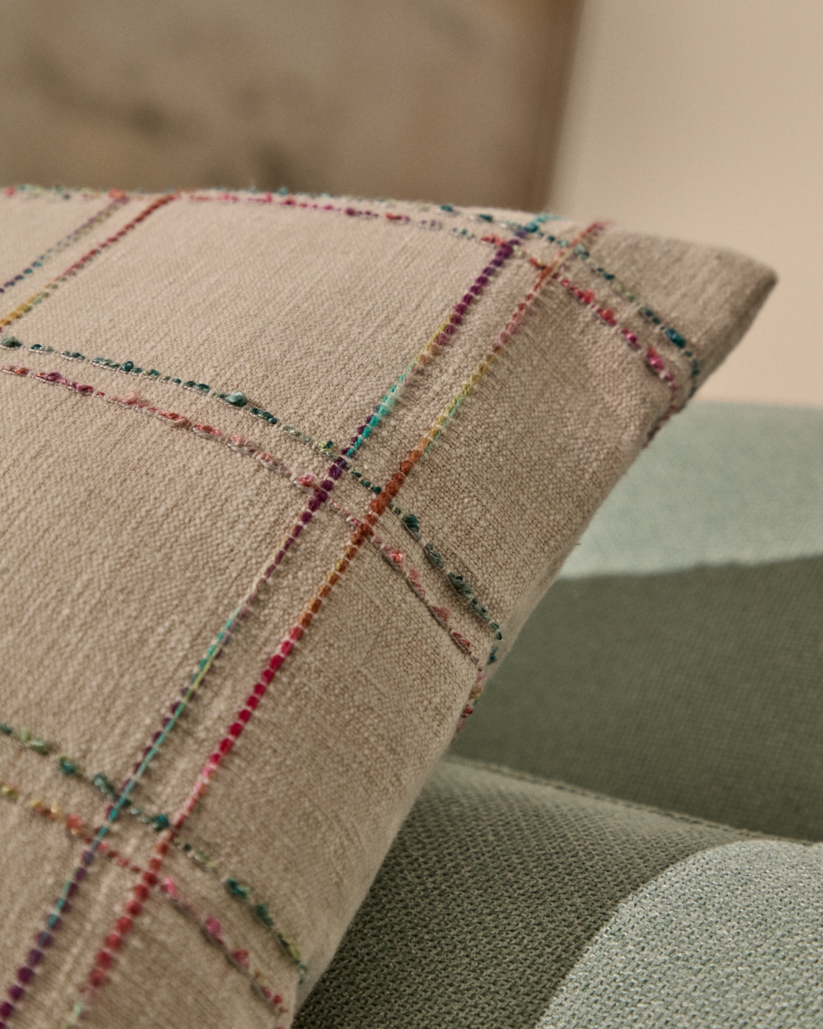 Nety Бежевый чехол для подушки с разноцветной клетчатой вышивкой 45 x 45 см La Forma (ex Julia Grup)