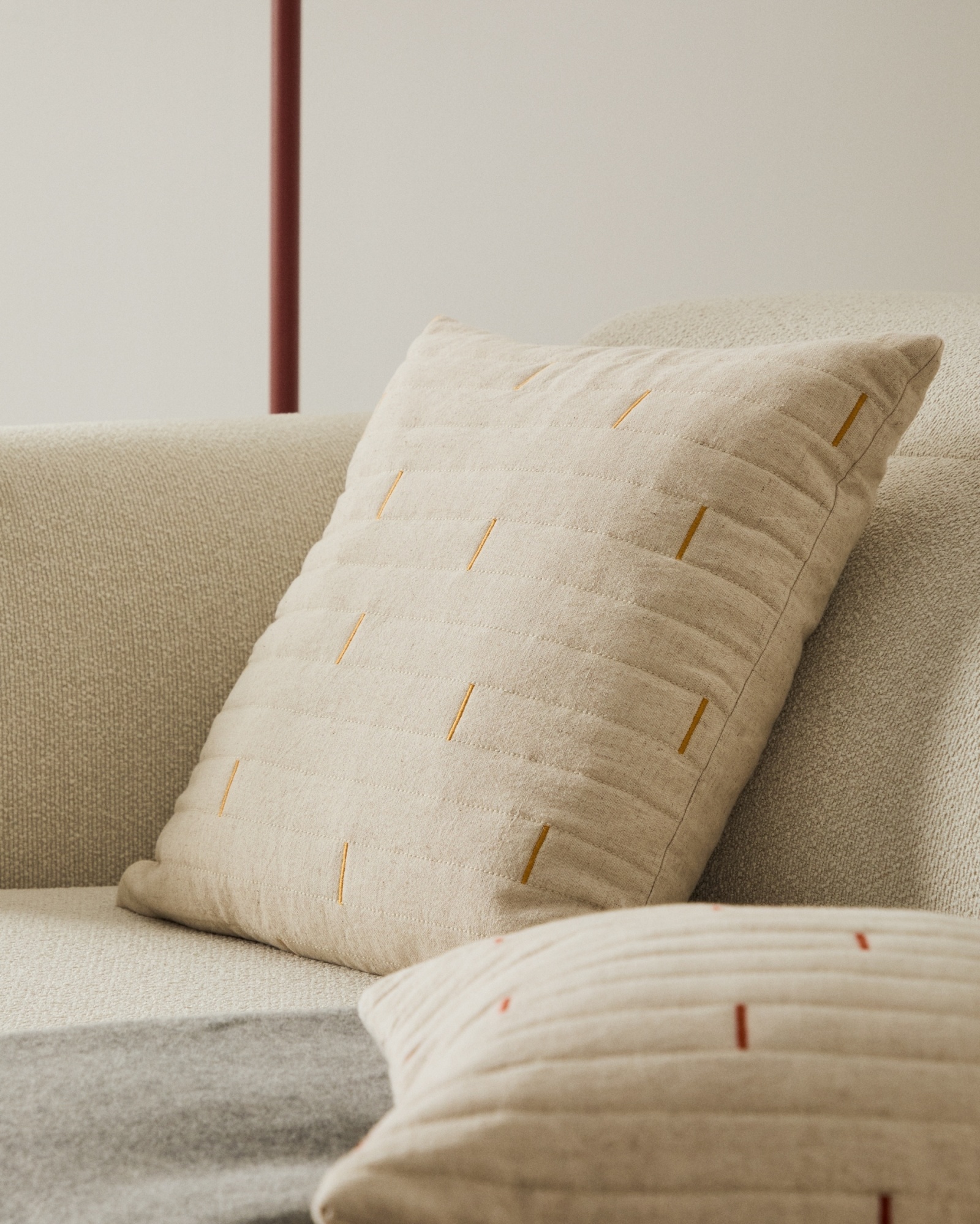 Чехол на подушку Blaina из белого льна с оранжевой вышивкой 45 x 45 см La Forma (ex Julia Grup)