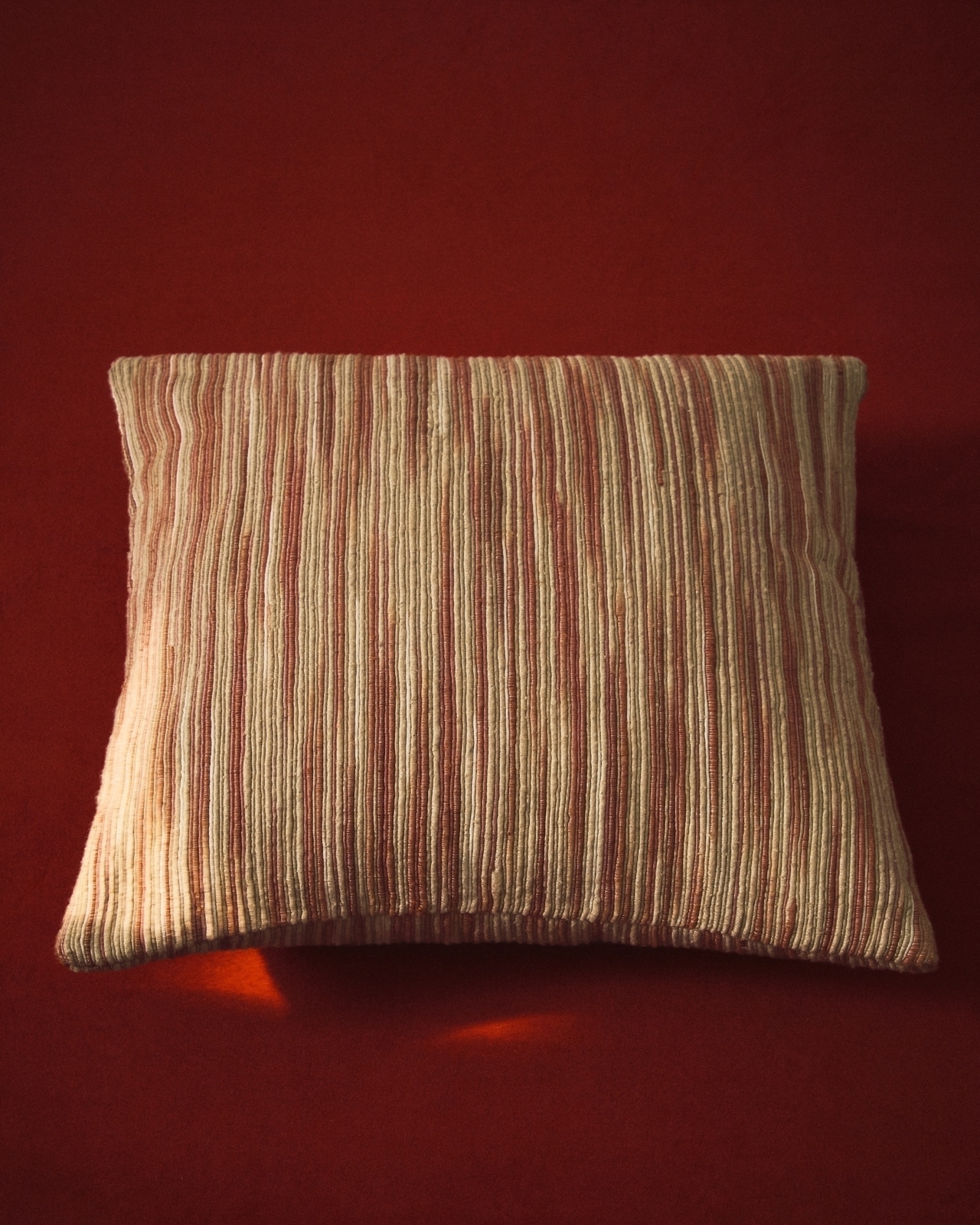 Чехол для подушки Zilora из жаккарда в красную и бежевую полоску La Forma (ex Julia Grup)