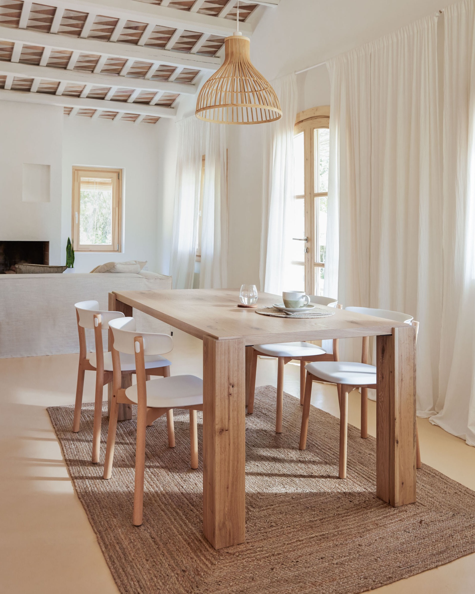 Стол Deyarina с дубовым шпоном и ножками из массива дуба 200 х 100 см La Forma (ex Julia Grup)