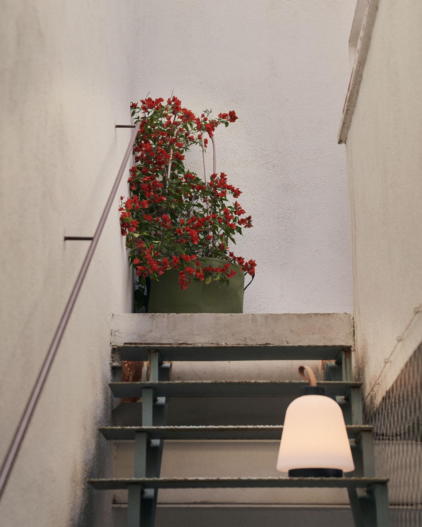 Udiya Настольная лампа из полиэтилена и металла с черной отделкой La Forma (ex Julia Grup)