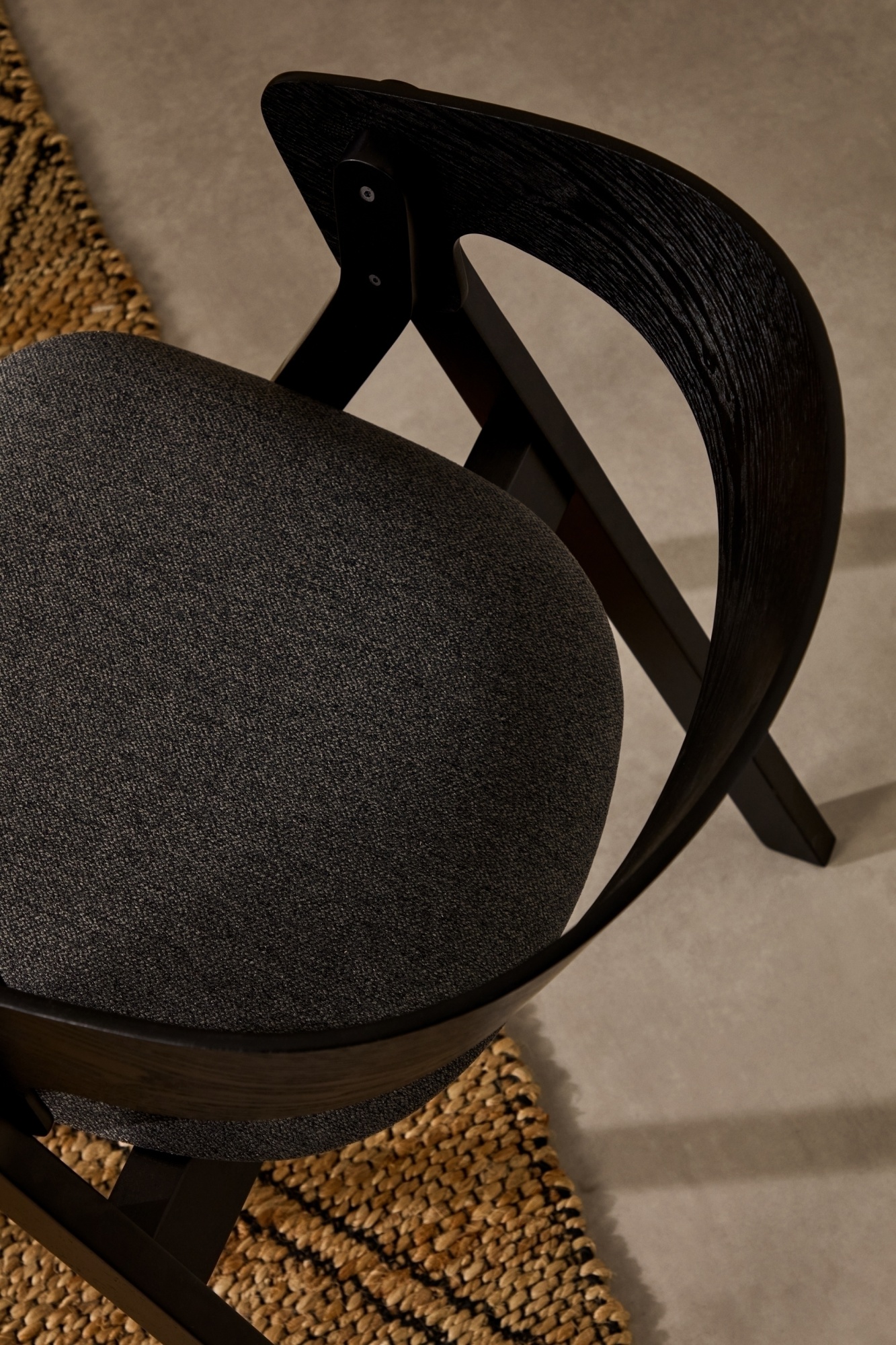Стул Godia из дерева с черной отделкой и серым шениллом La Forma (ex Julia Grup)