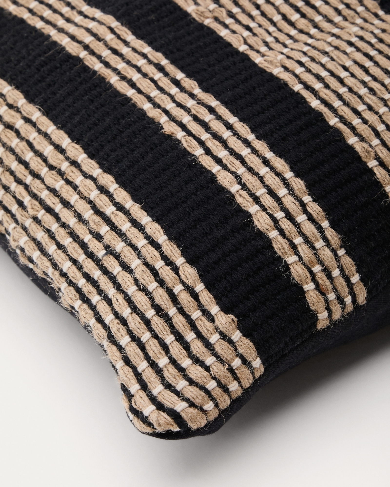 Чехол для подушки Aylin из хлопка черного цвета и вышивкой из джута 50 x 50 см La Forma (ex Julia Grup)