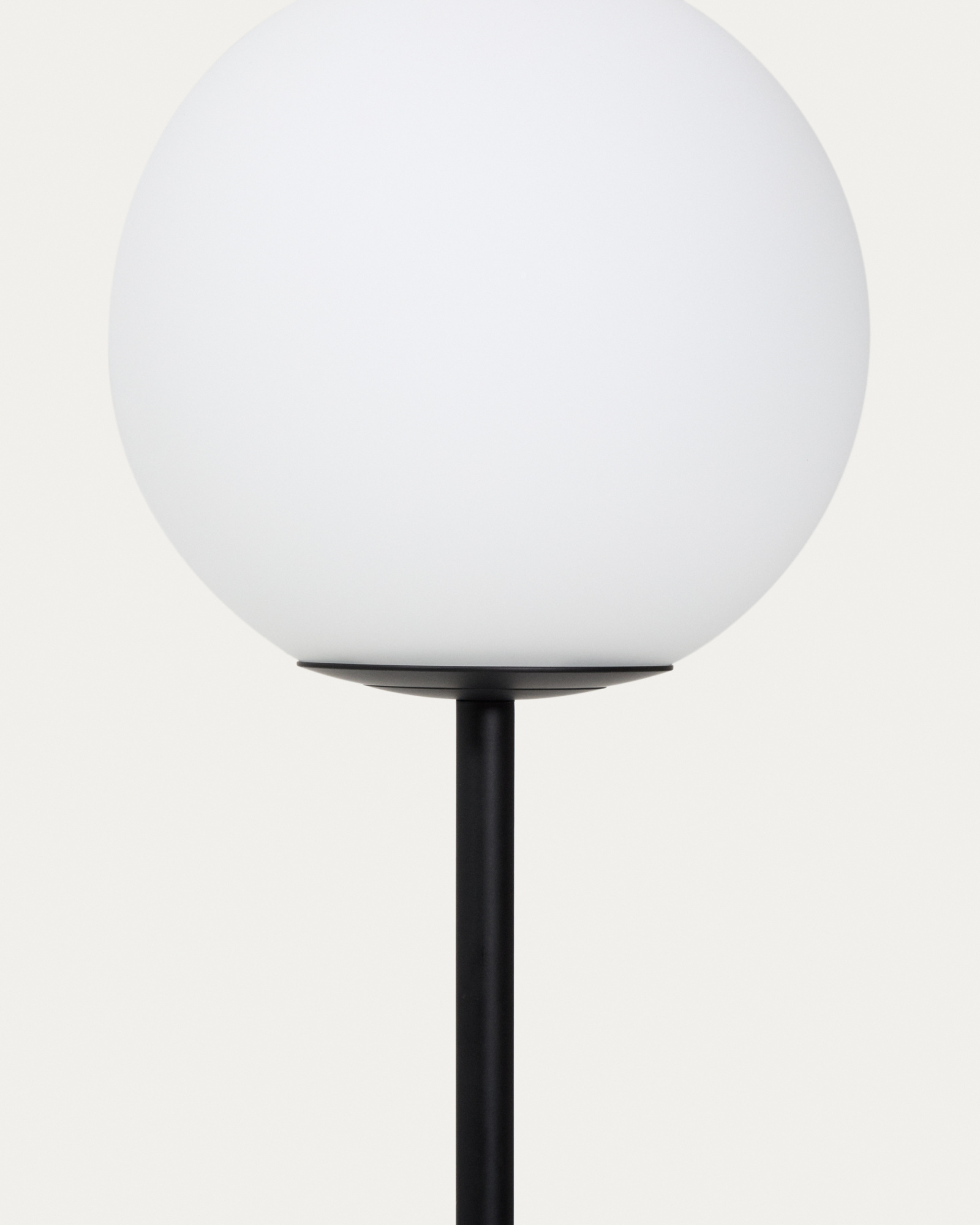 Торшер Brisia из черного металла с матовым стеклянным шаром Ø20 La Forma 459027