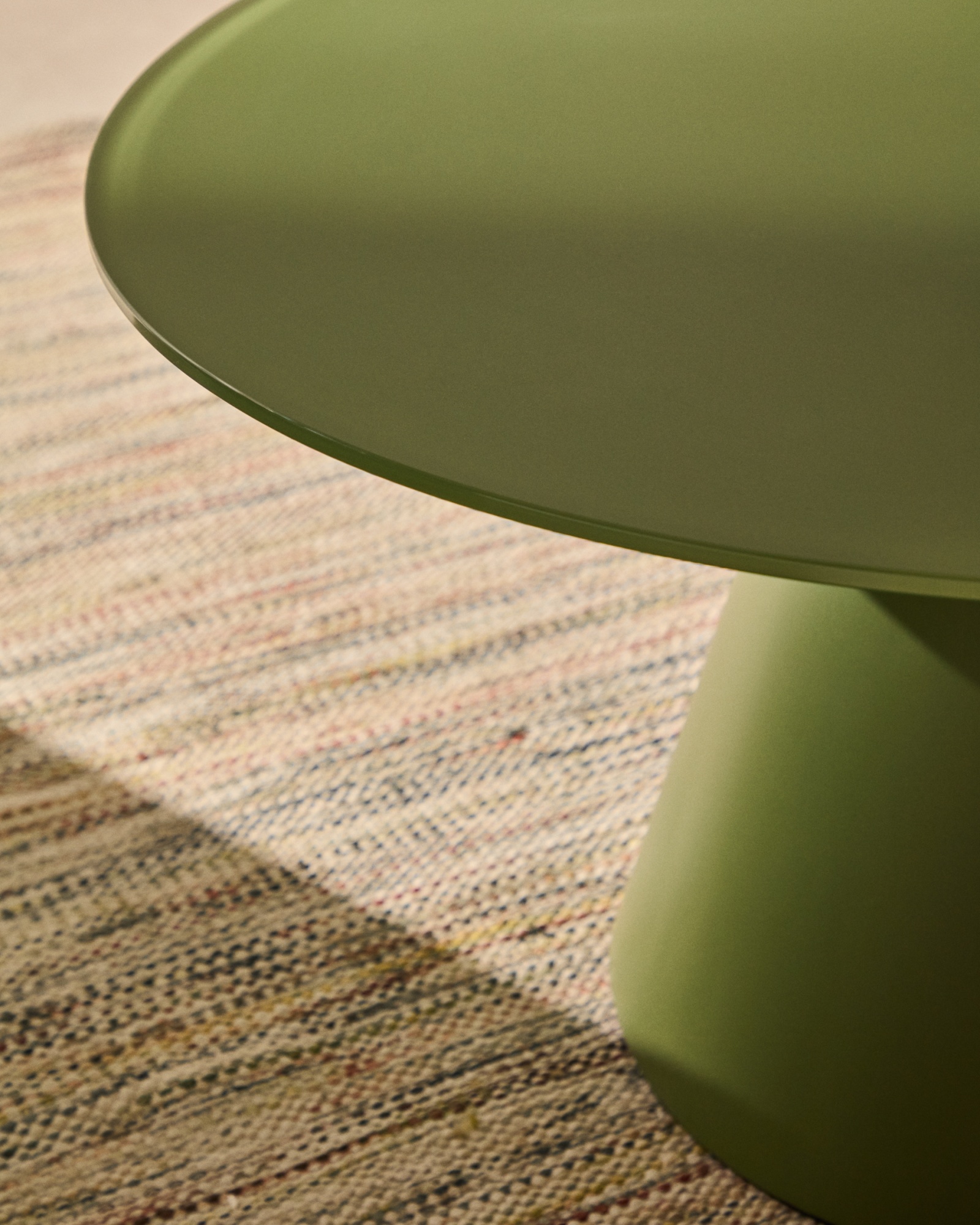 Журнальный столик Wilshire зеленый из закаленного стекла из стали Ø80 см La Forma (ex Julia Grup)