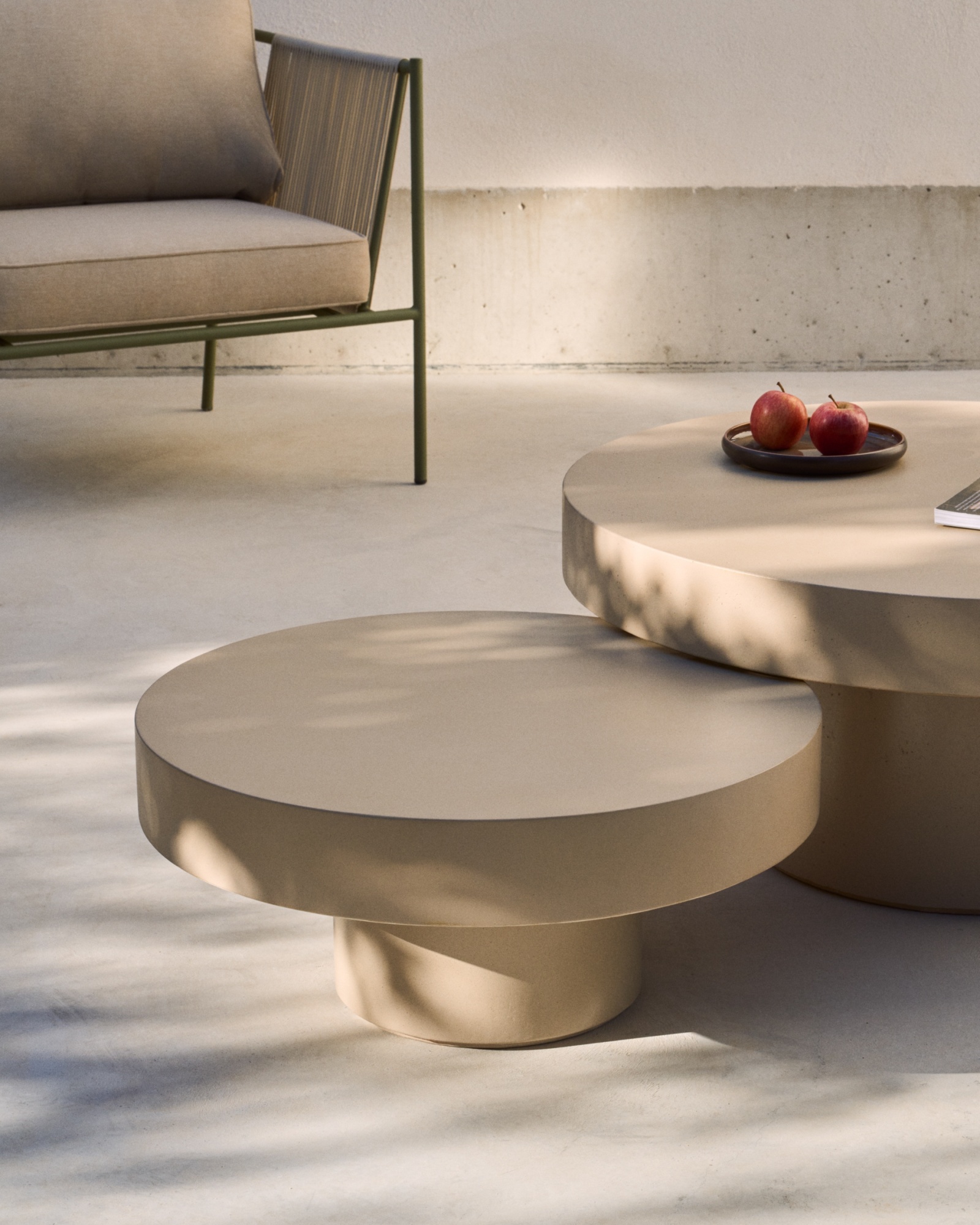 Aiguablava Журнальный столик бежевый цементный Ø90 см La Forma (ex Julia Grup)