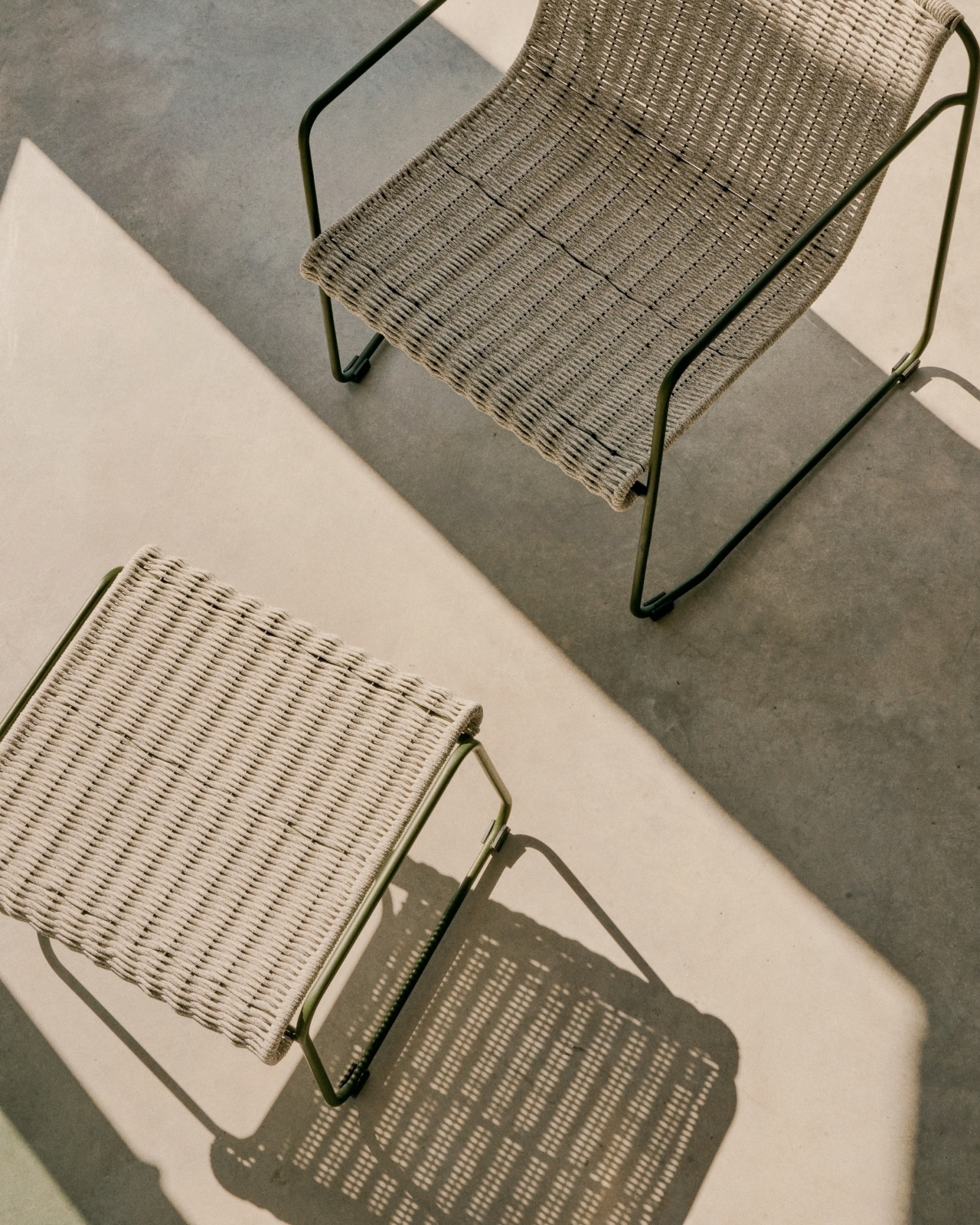 Подставка для ног Maurina из зеленой стали и серо-бежевым шнуром La Forma (ex Julia Grup)