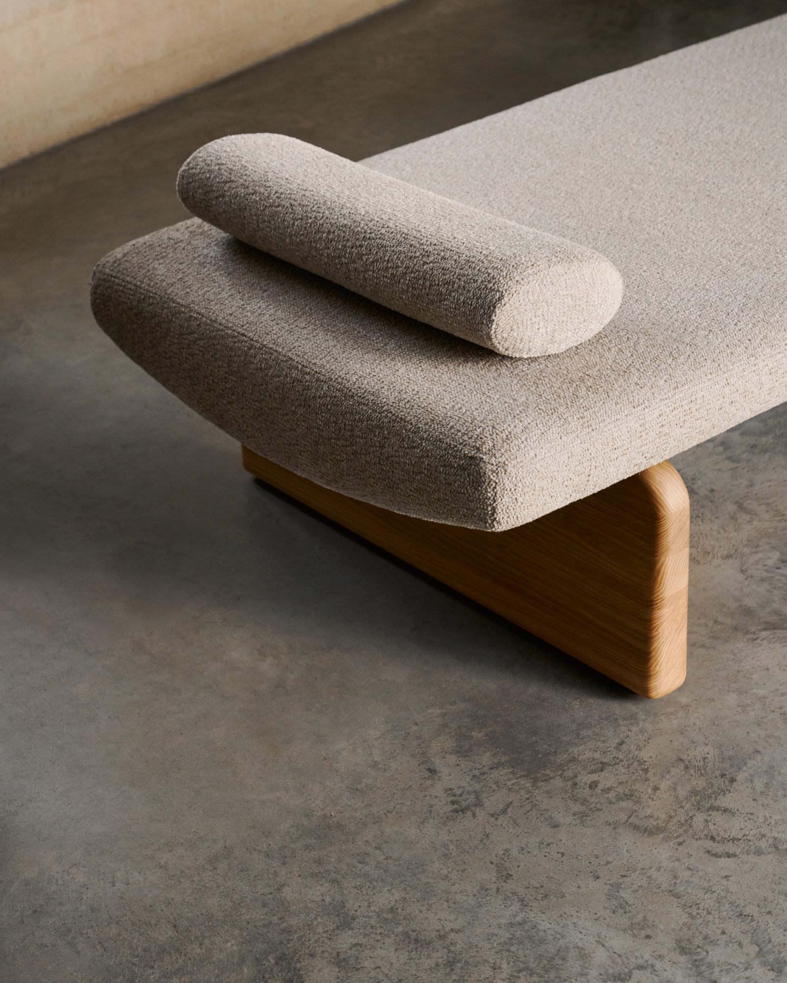 Кушетка Topaz из из бежевого шенилла с массивом ясеня в натуральной отделке 200 см La Forma (ex Julia Grup)