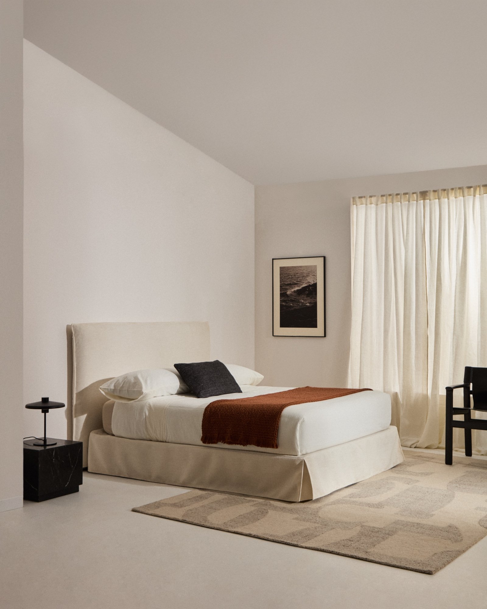 Кровать Jaira из белого шенилла со съемным чехлом для матраса 180x200 см La Forma 447727