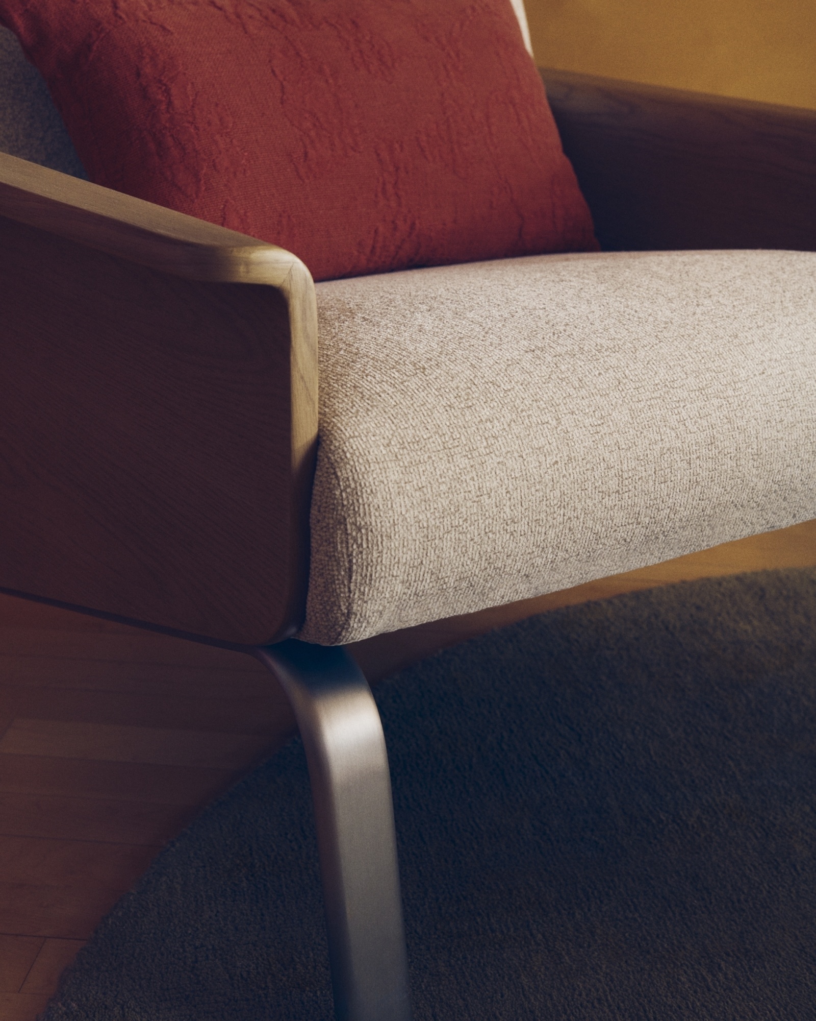 Кресло Amsen бежевое из дубовой фанеры со стальными ножками La Forma (ex Julia Grup)