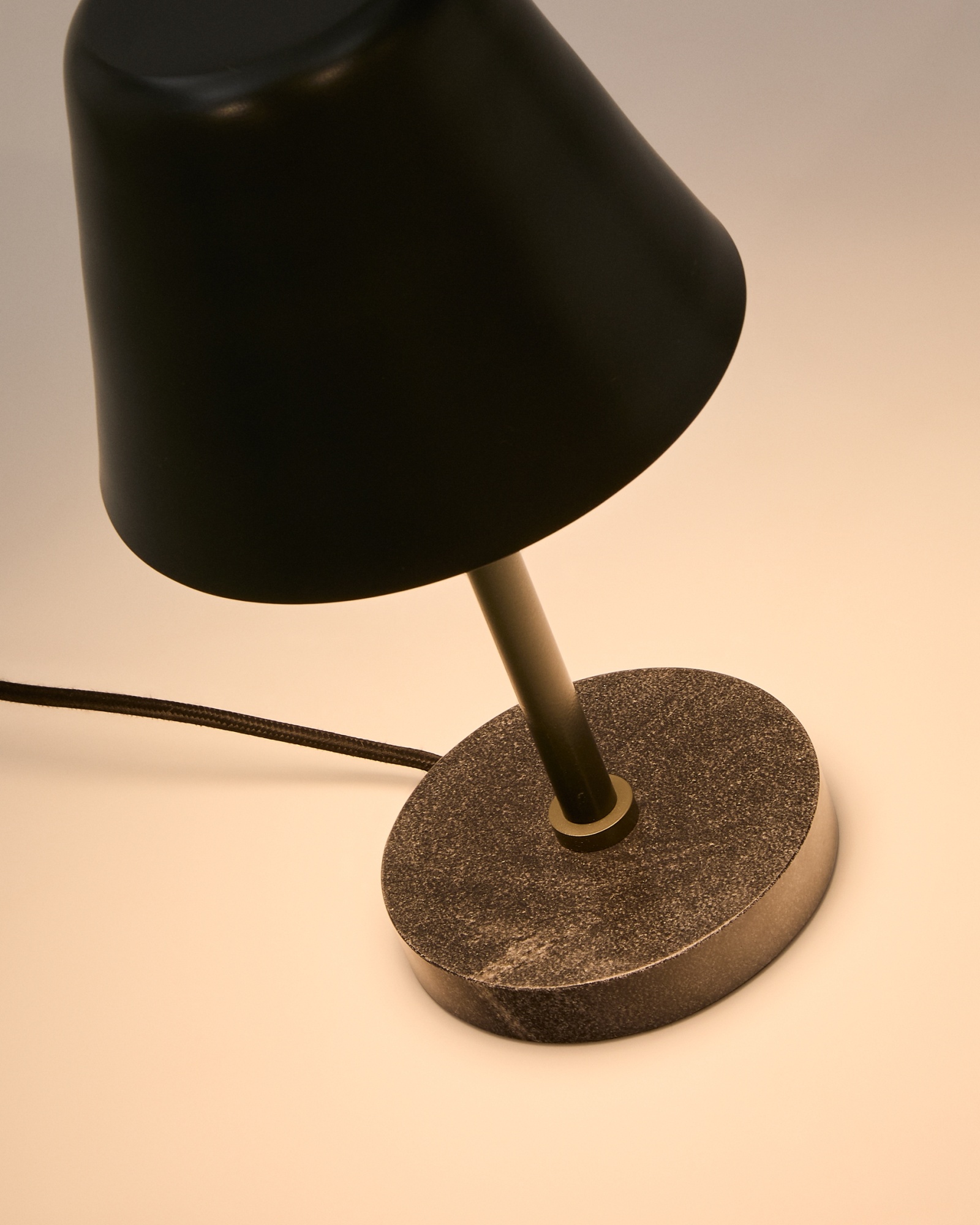 Настольная лампа Calina из зеленого металла и черного мрамора La Forma (ex Julia Grup)