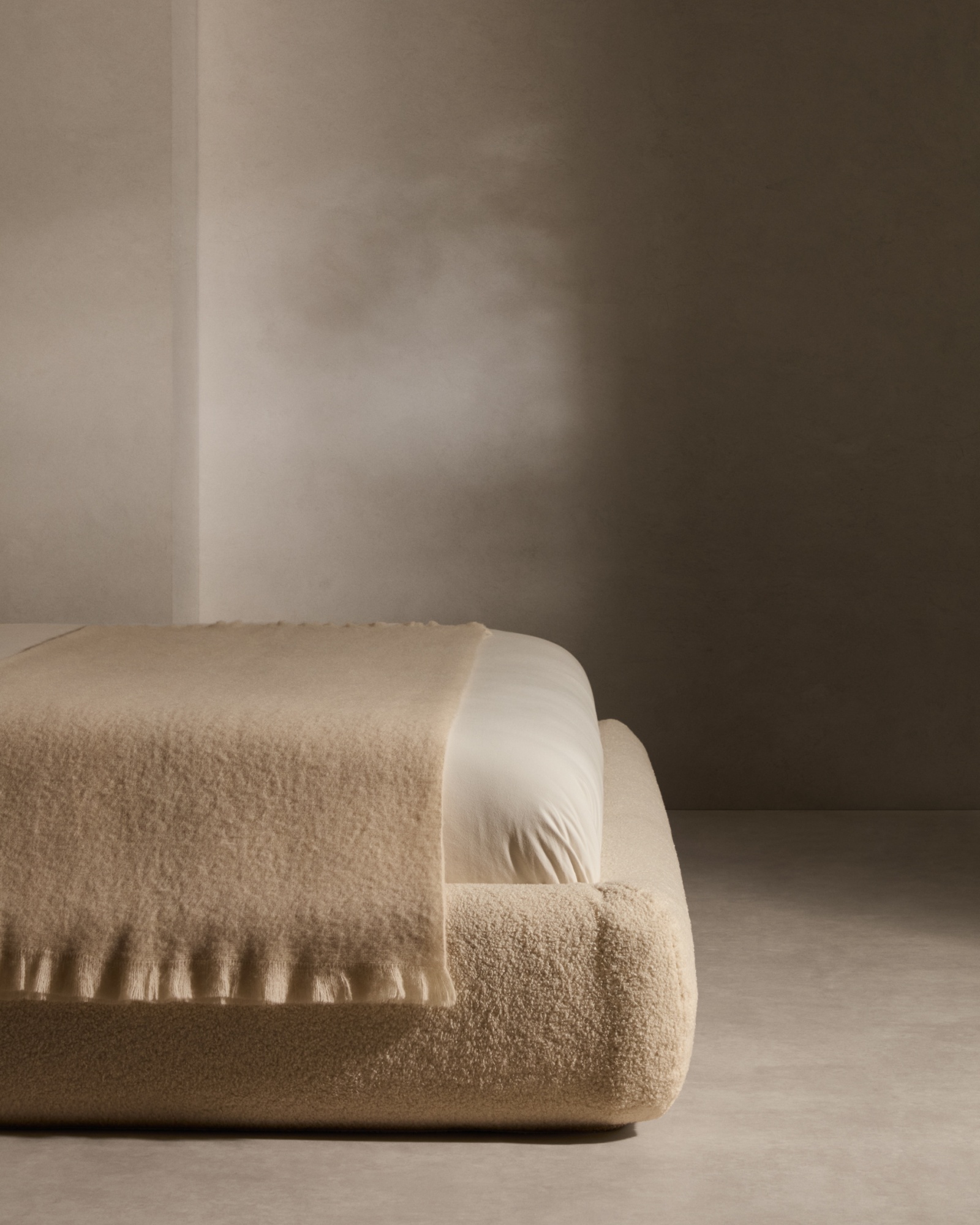 Кровать Martina со съемным бежевым чехлом из ткани букле под матрас 160 х 200 см La Forma (ex Julia Grup)