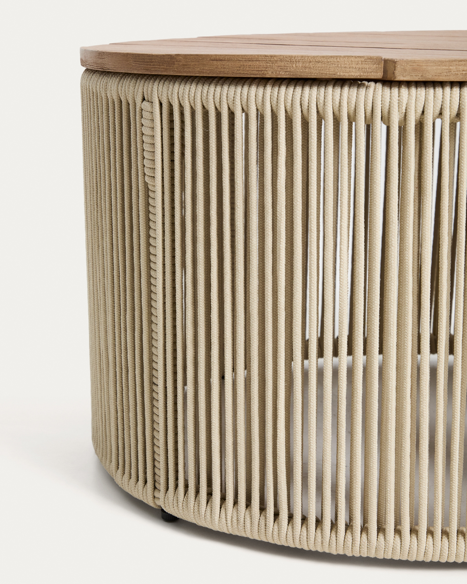 Уличчный столик Dandara из стали, веревки цвета экрю и массива акации Ø60 см La Forma 482544