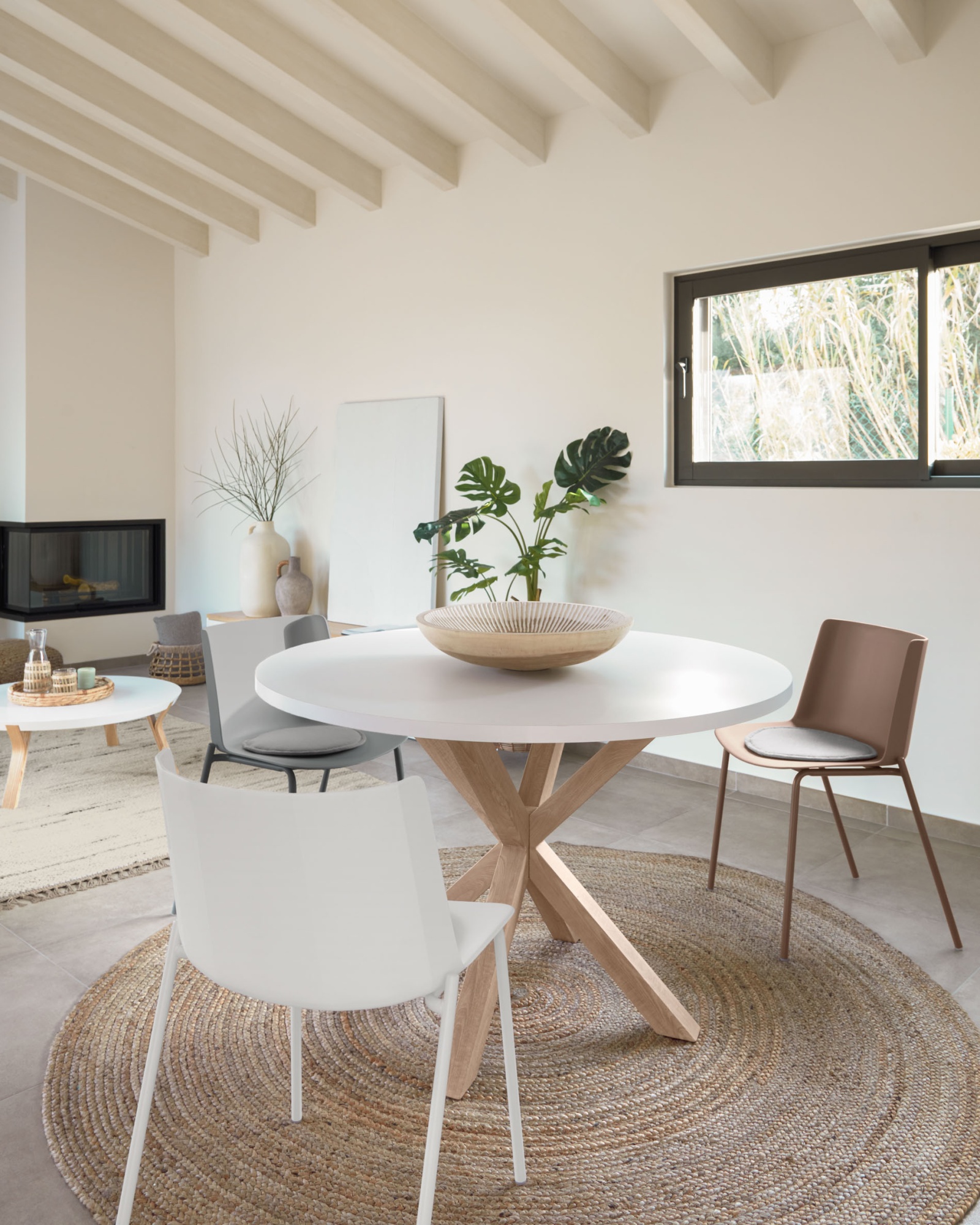 Настенная панель Mely из массива альбиции в белую полоску Ø 49 см La Forma (ex Julia Grup)