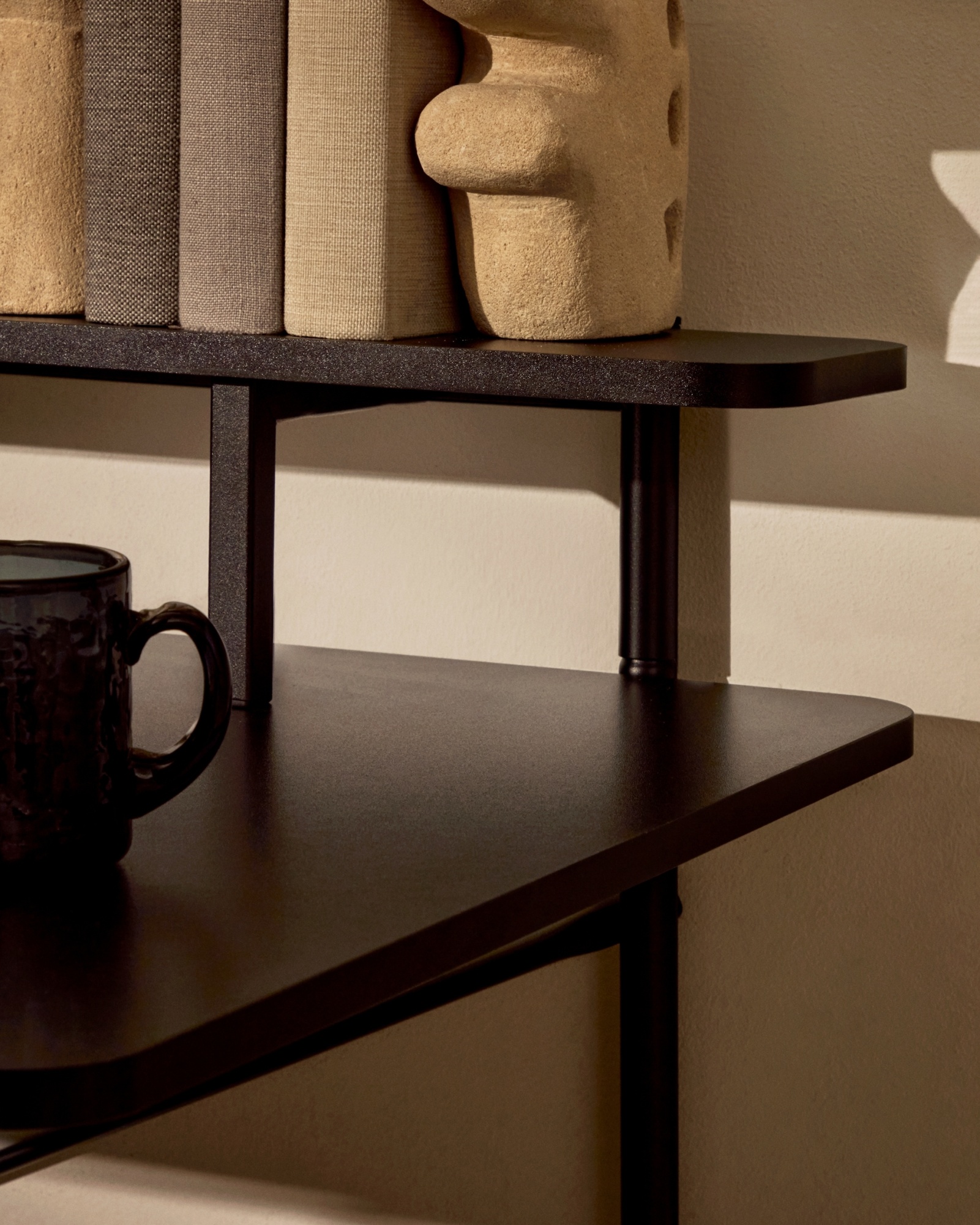 Письменный стол Galatia из черной меламина с металлическими ножками в черной отделке 120 x 60 см La Forma (ex Julia Grup)