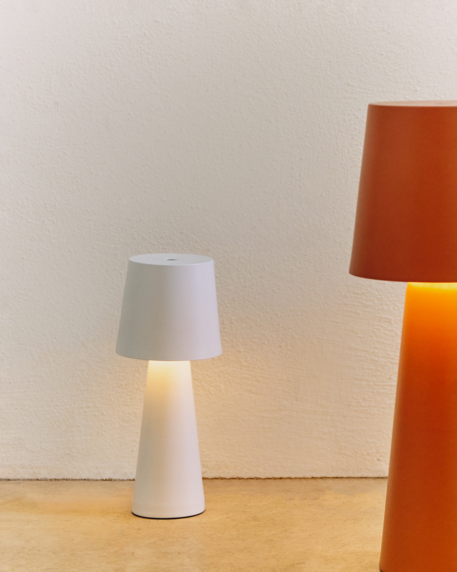 Arenys Маленькая переносная настольная лампа в белом цвете La Forma (ex Julia Grup)