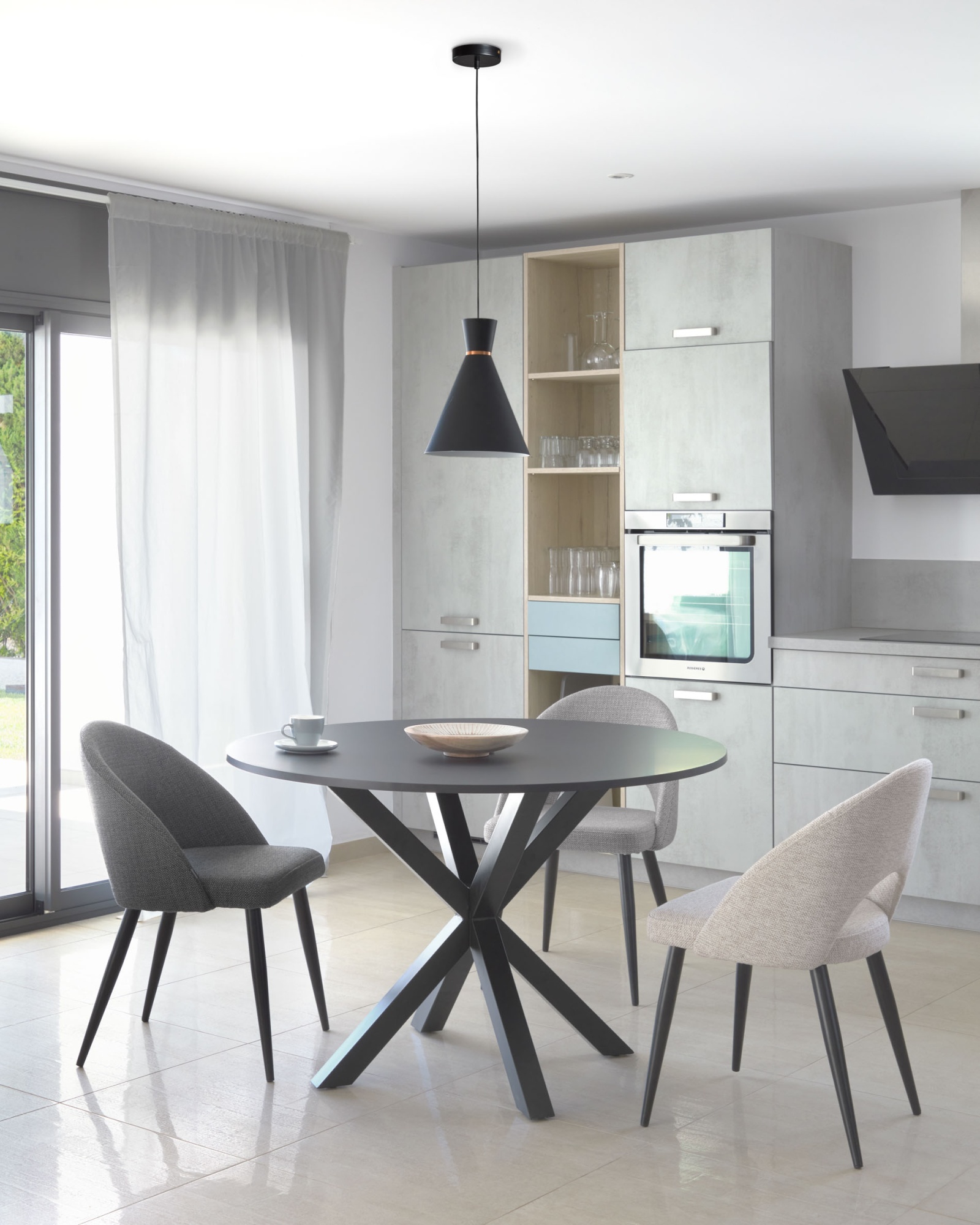 ARYA Круглый Ø 119 cm MDF стол со стальными черными ножками La Forma (ex Julia Grup)