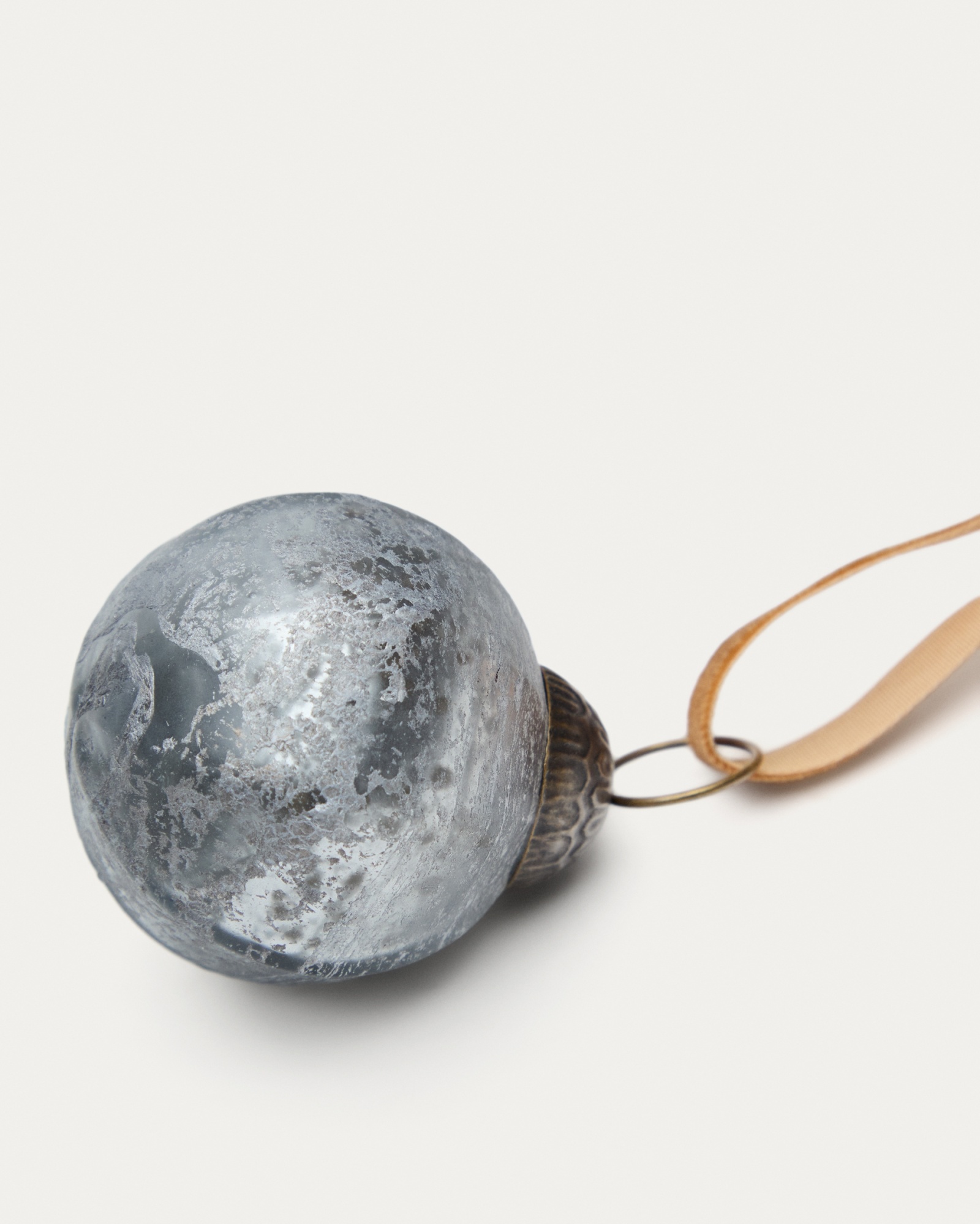 Набор из 4 рождественских шаров Blama из переработанного серебряного стекла, Ø 6 см La Forma (ex Julia Grup)