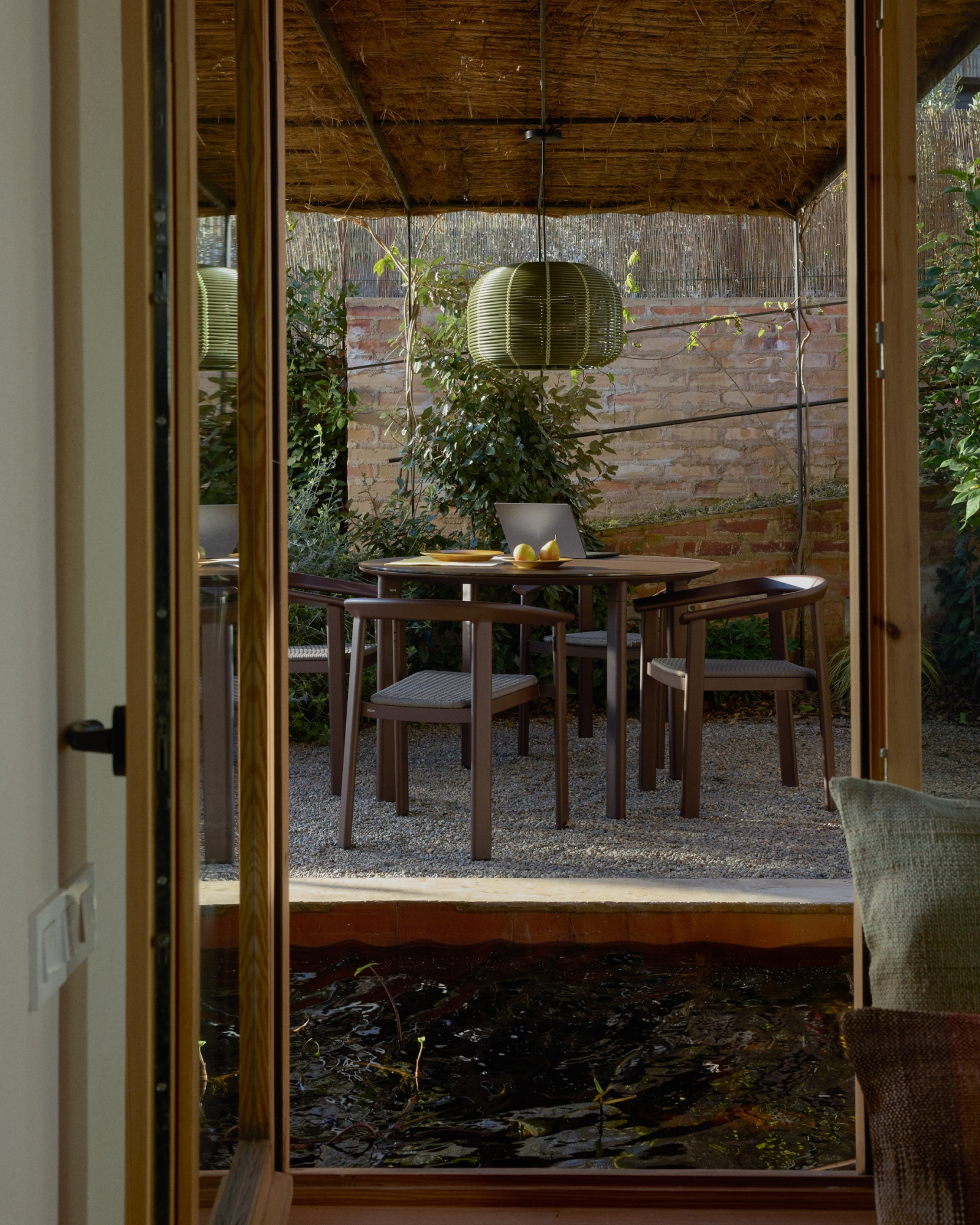 Уличный стол Erice из алюминия и закаленного стекла коричневого цвета, 120 см La Forma 482235