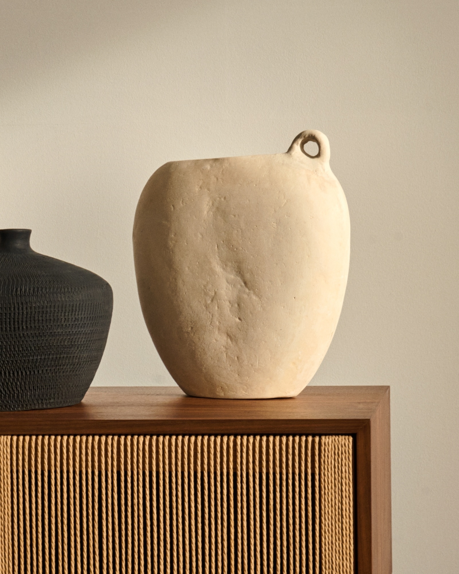 Neti белая ваза из папье-маше, 37 см La Forma (ex Julia Grup)