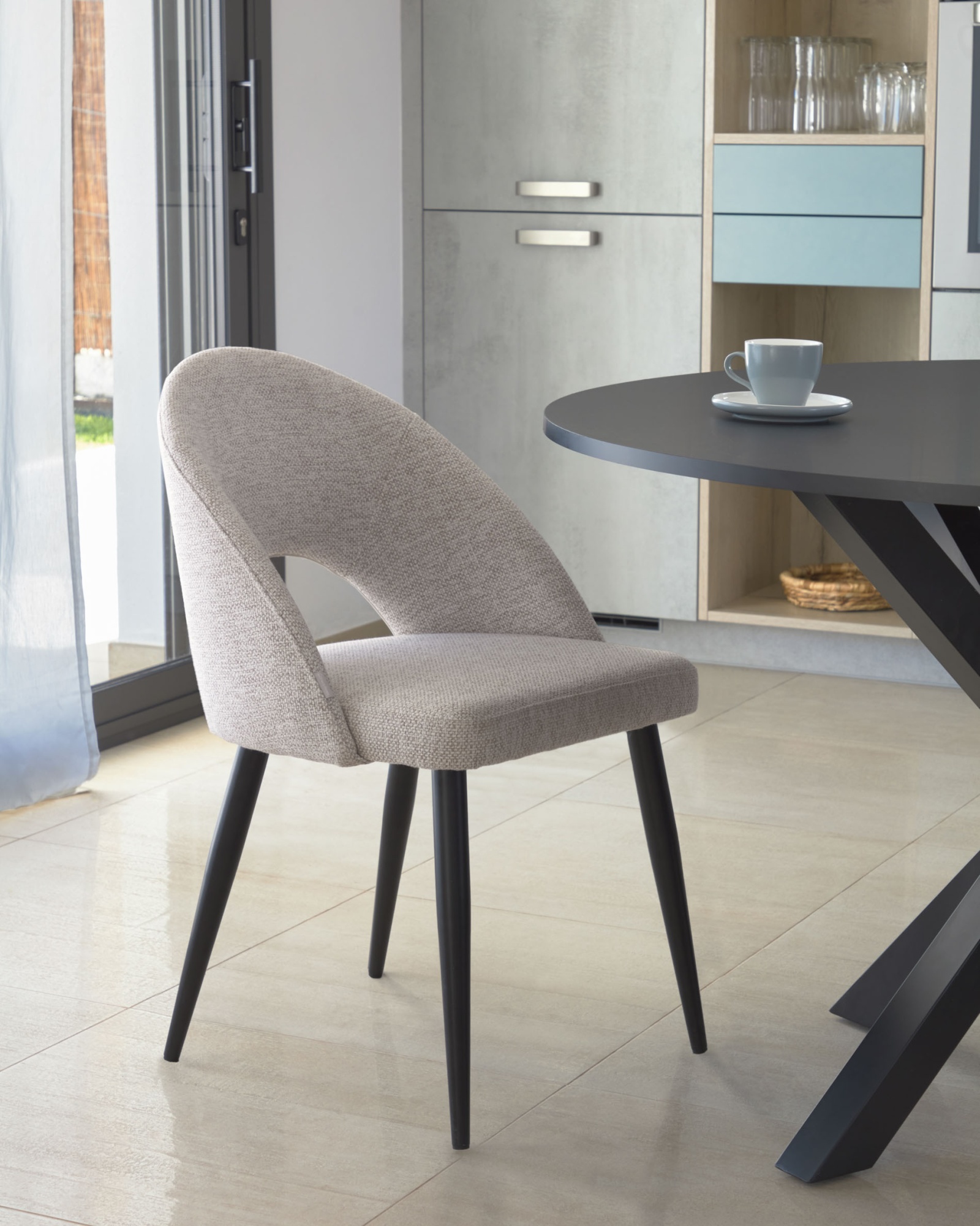 Бежевый стул Mael на стальных ножках с черной отделкой La Forma (ex Julia Grup)