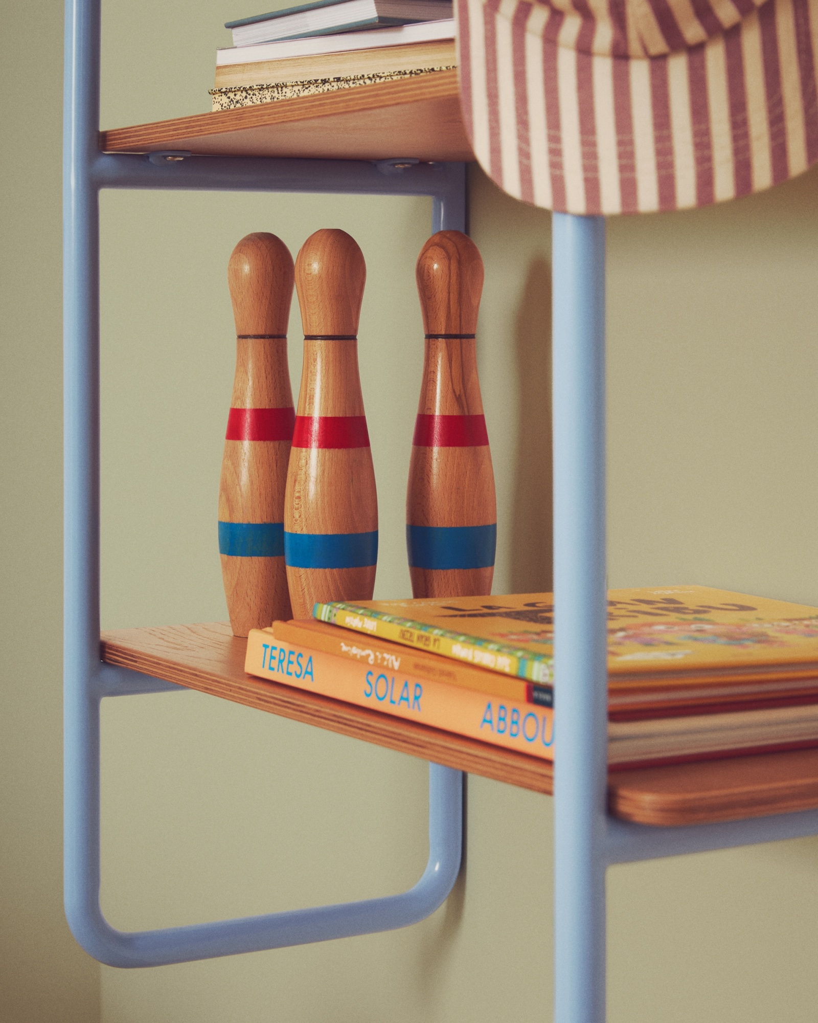 Стеллаж из ясеневого шпона цвета Tinn с синей металлической конструкцией, 70 x 60 La Forma (ex Julia Grup)