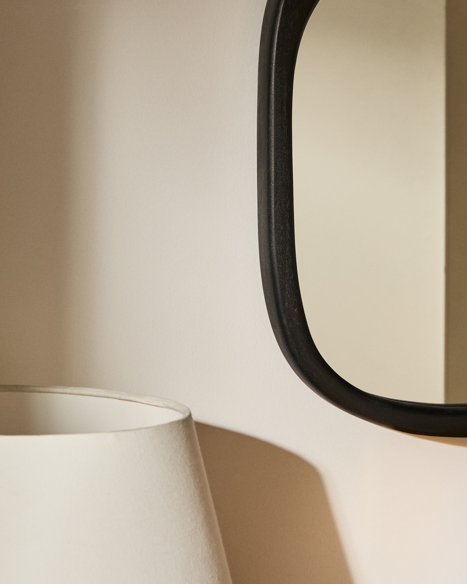 Зеркало из тикового дерева Alura черного цвета 45,5 x 47 см La Forma (ex Julia Grup)