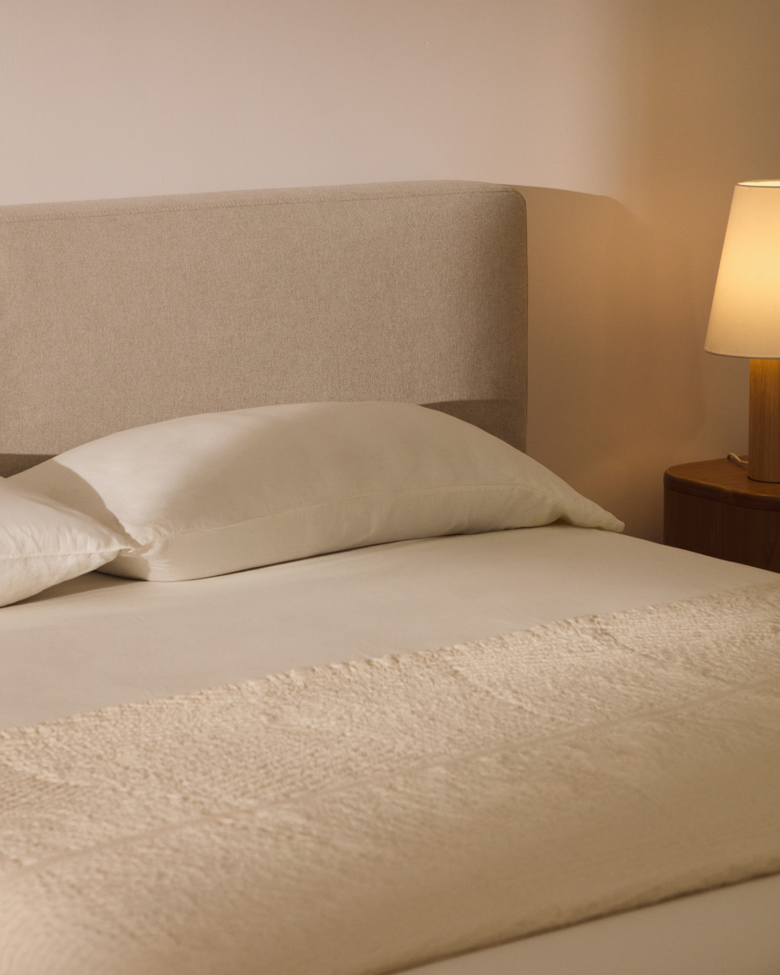 Изголовье Blok цвета экрю со съемным чехлом для кровати шириной до 160 см La Forma 469897