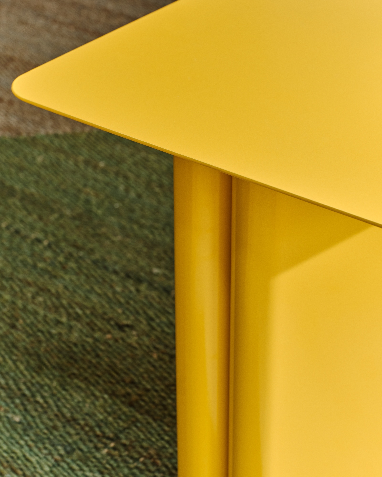 Столик Arvin из железа желтого цвета 42 x 42 см La Forma (ex Julia Grup)