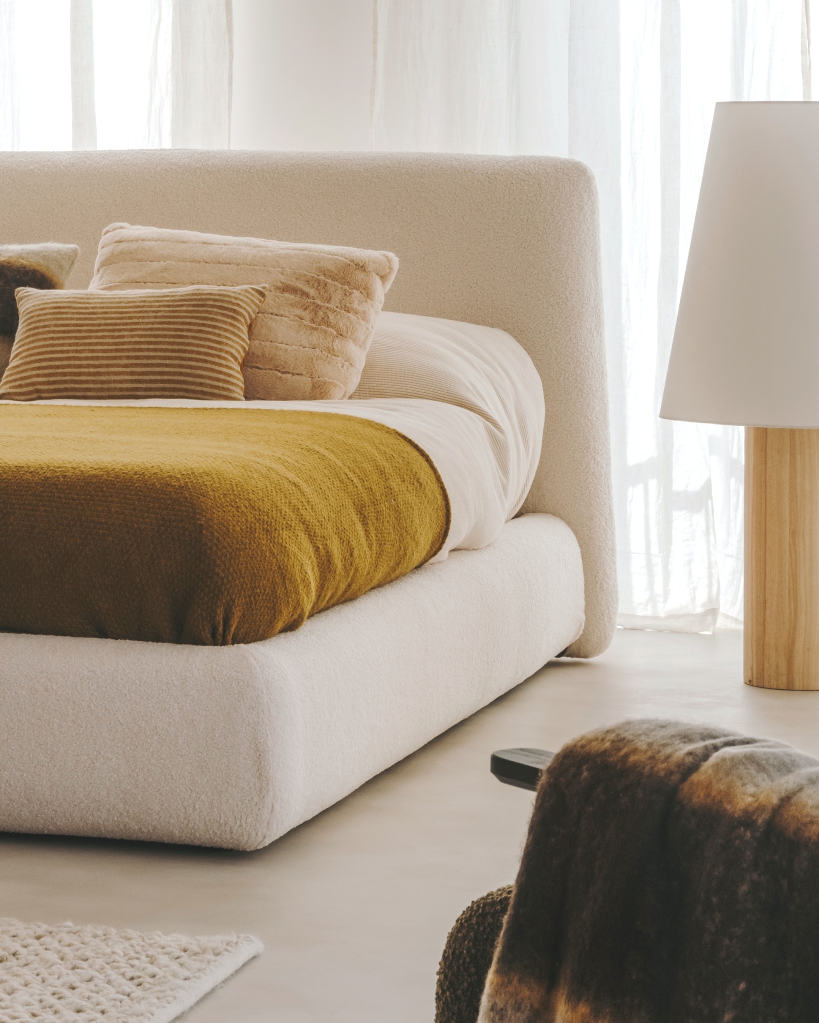 Кровать Martina со съемным бежевым чехлом из ткани букле под матрас 180 х 200 см La Forma (ex Julia Grup)